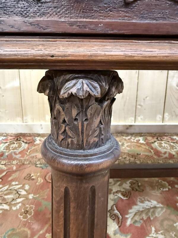 Bureau plat en chêne massif de style Renaissance