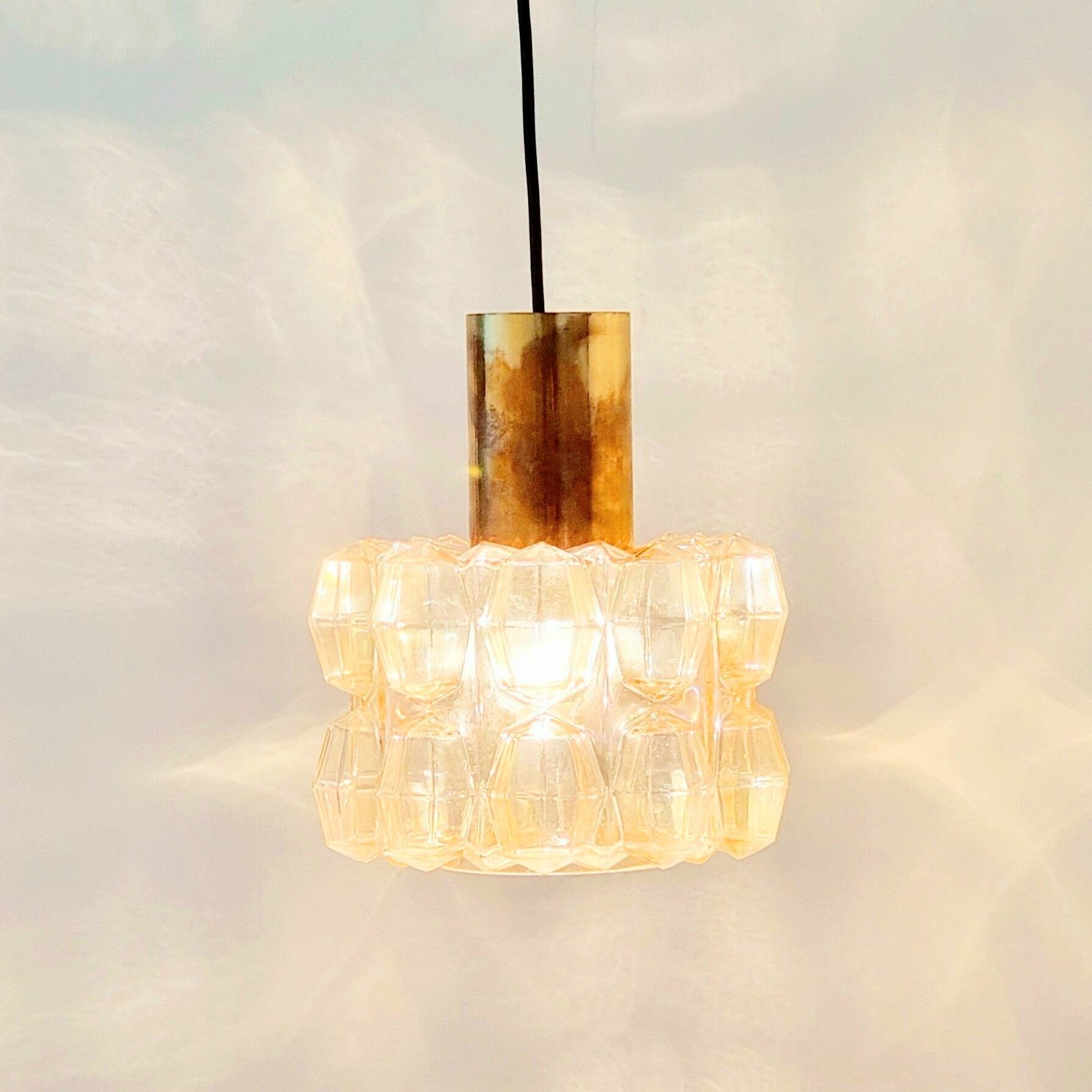 Grand lustre en verre en forme de diamant ambre par Helena Tynell pour Limburg, Allemagne, années 1960.