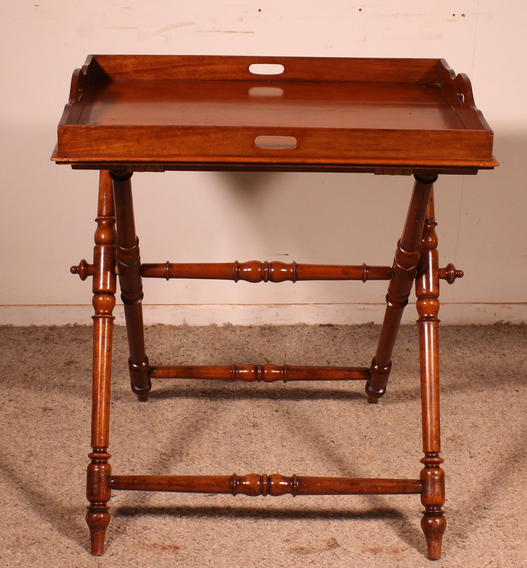 Servant Butler Tray in solid mahogany from the early 19th century.