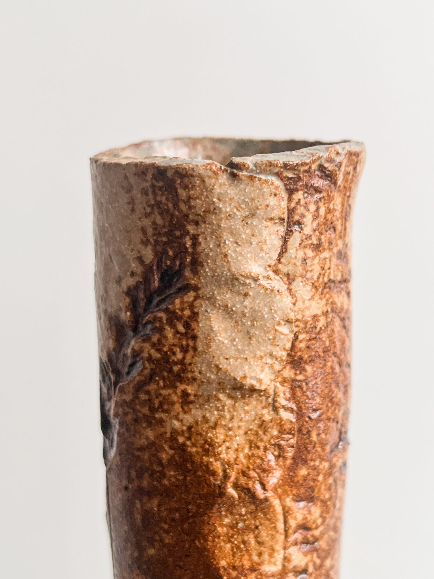 Vase soliflore en grès d'atelier décor épis de blé incisés, années 70