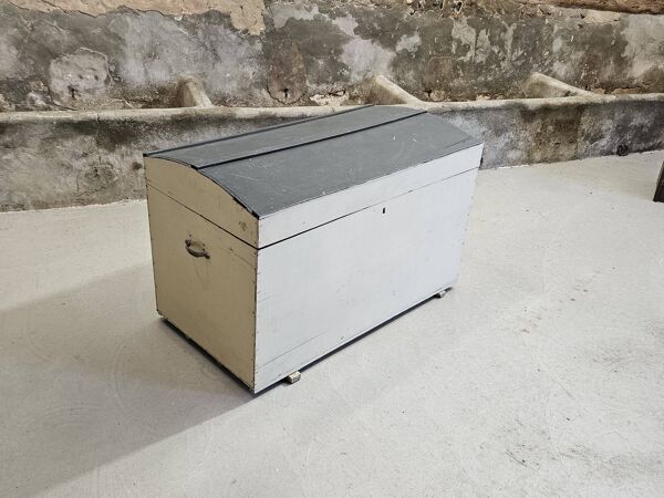 Grande malle bombée en bois