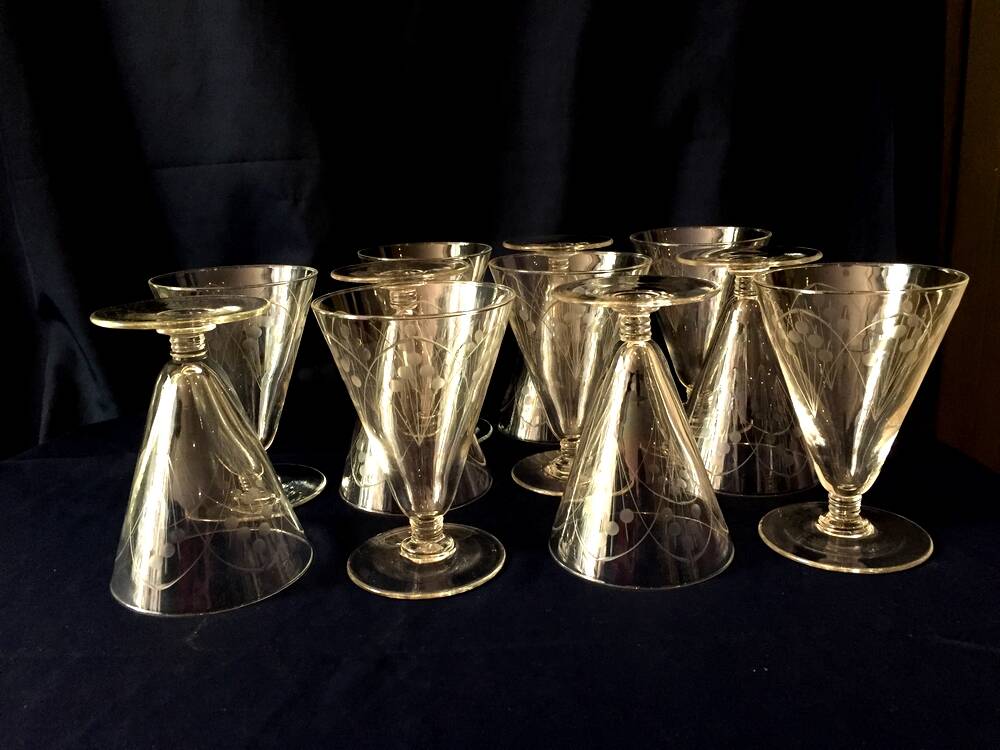 Set of 10 engraved glass water glasses from the 1930s 1940s tabletop art