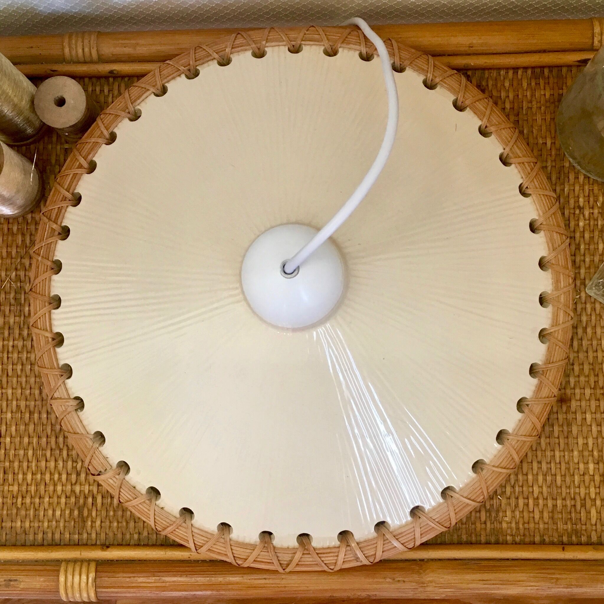 Vintage hanging in rattan and porcelain