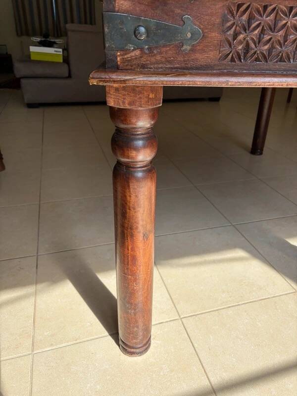 Solid Sheesham Wood Dining Table with 6 Chairs / Table à manger en bois