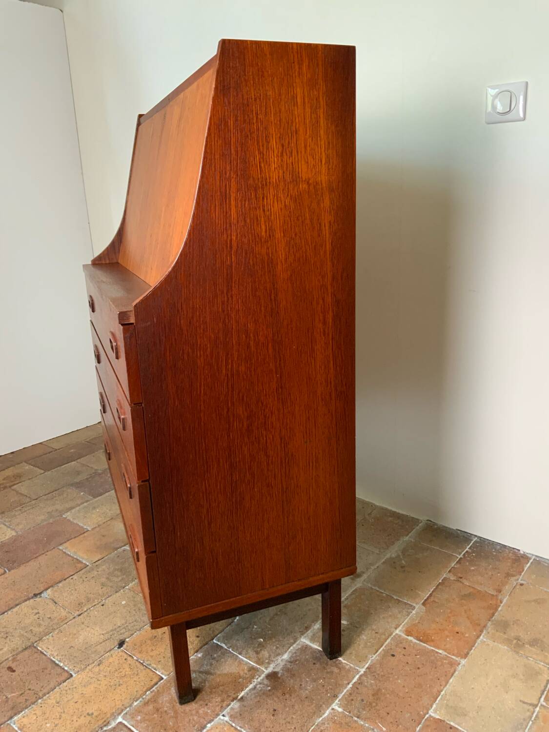 Scandinavian secretary