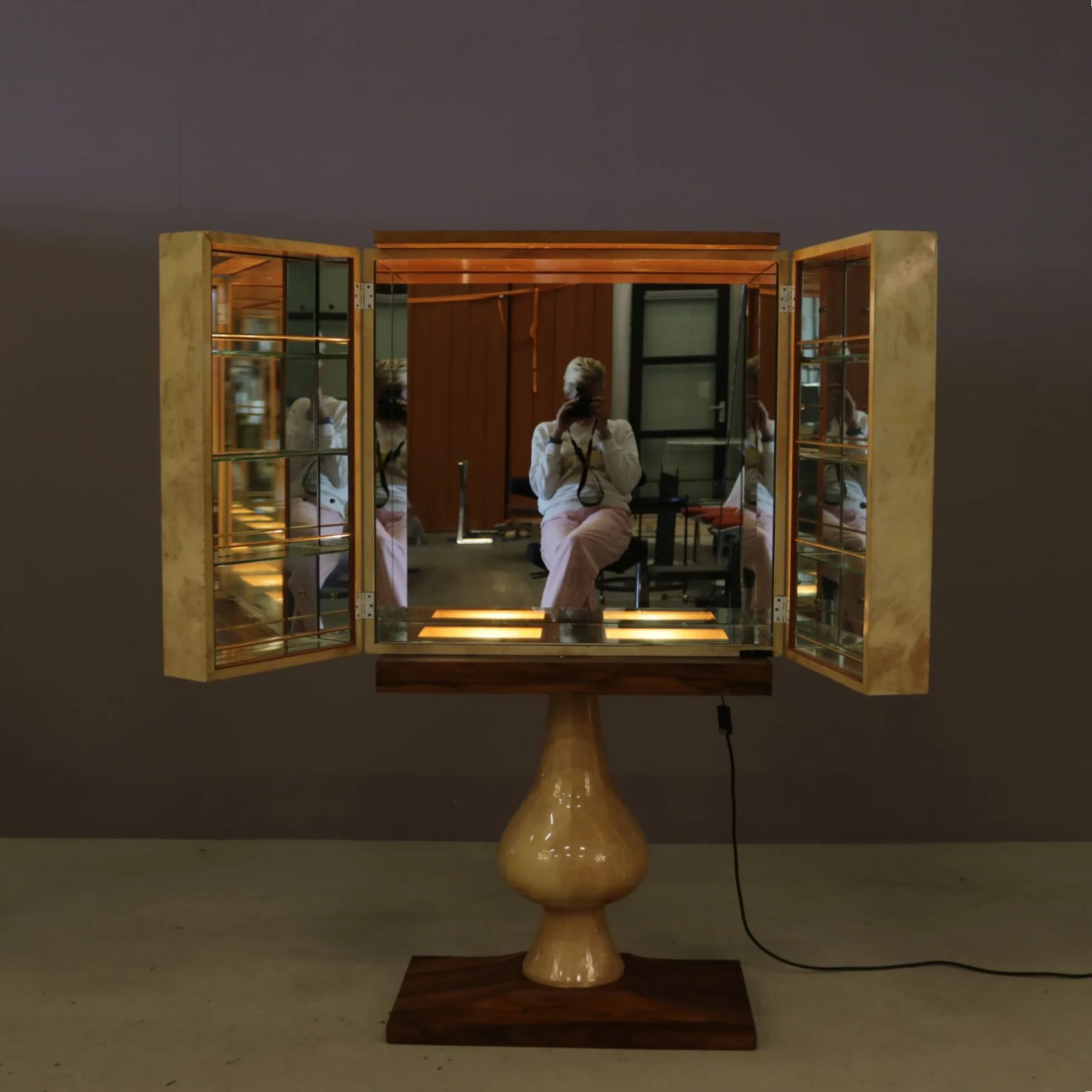 Cabinet de bar Aldo Tura en peau de chèvre sur piédestal, années 1960