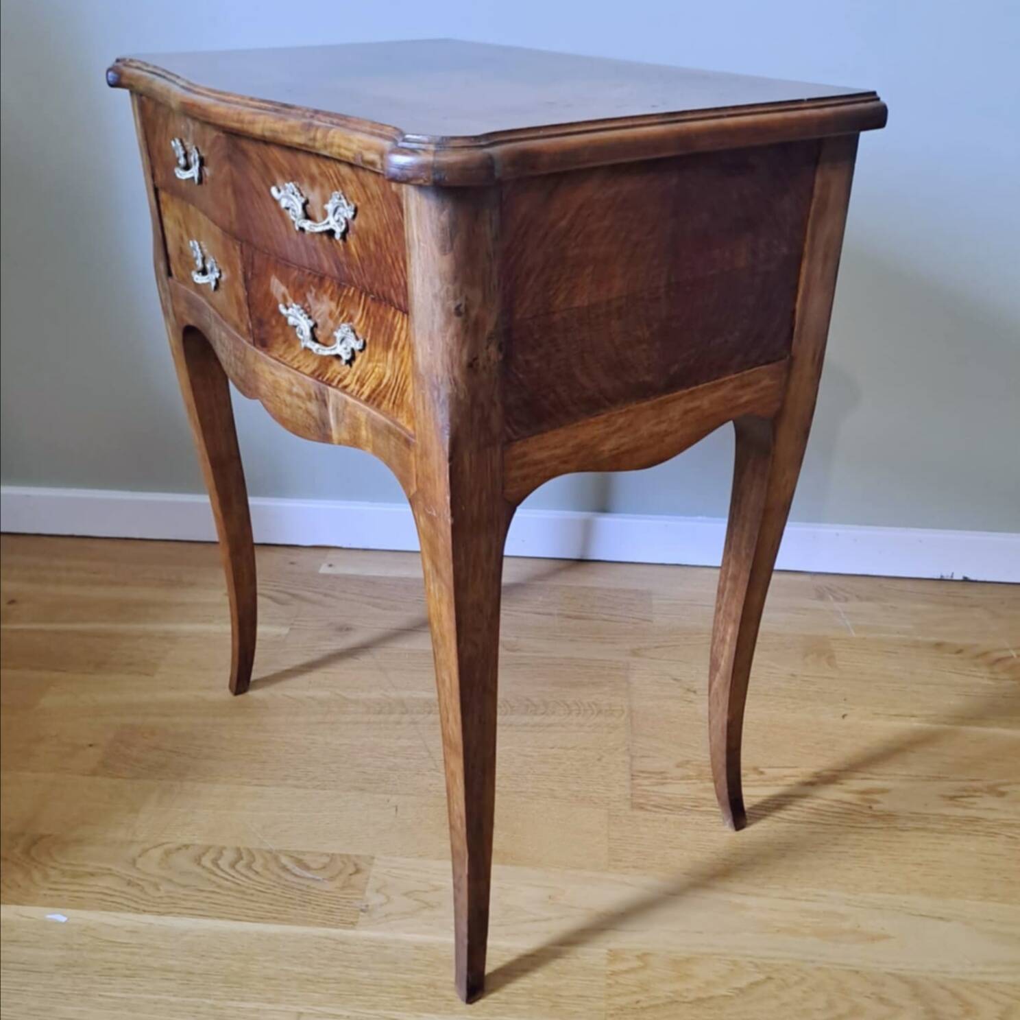 Antique chest of drawers