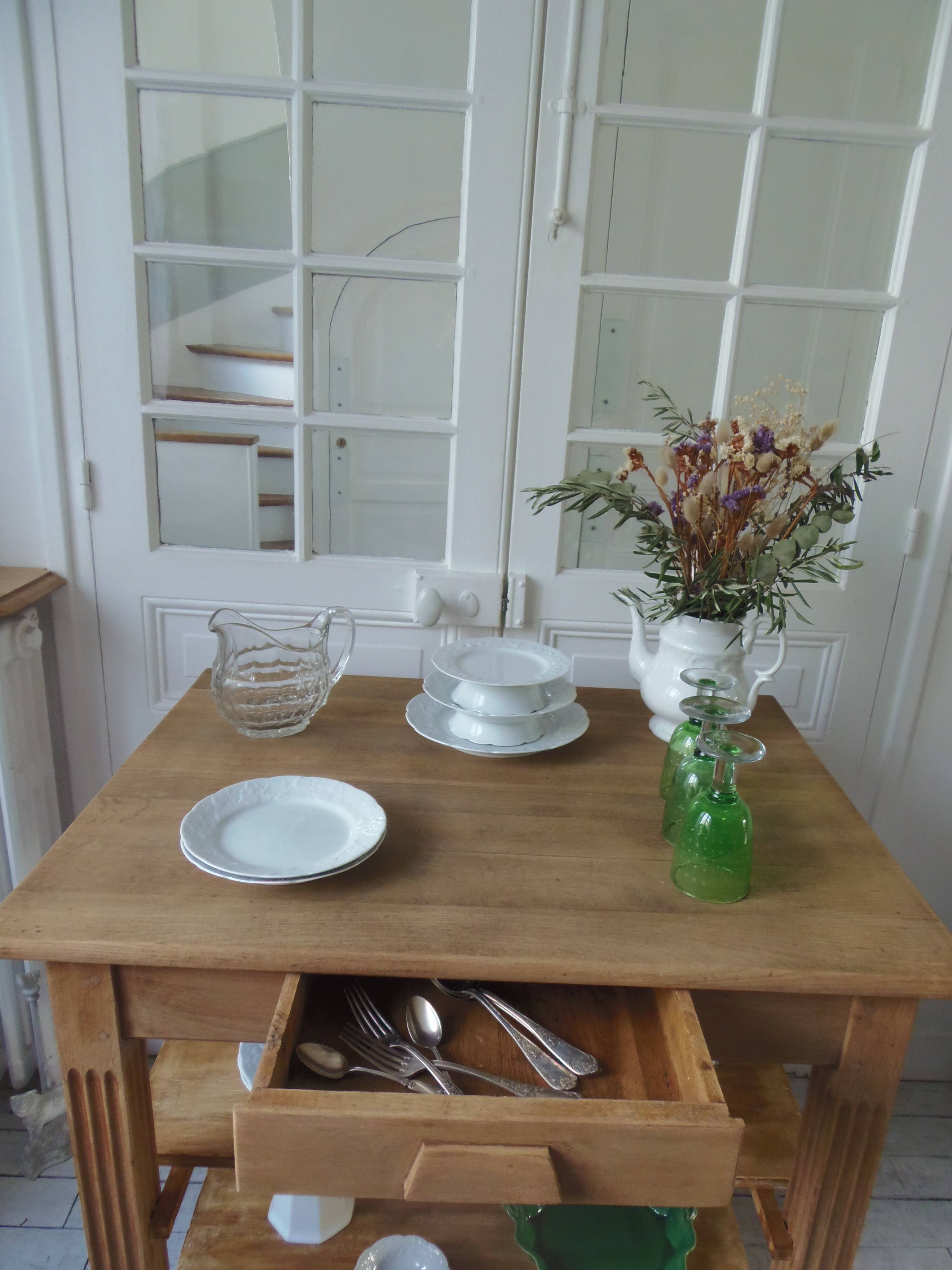 Meuble de métier vintage en chêne sur roulettes.