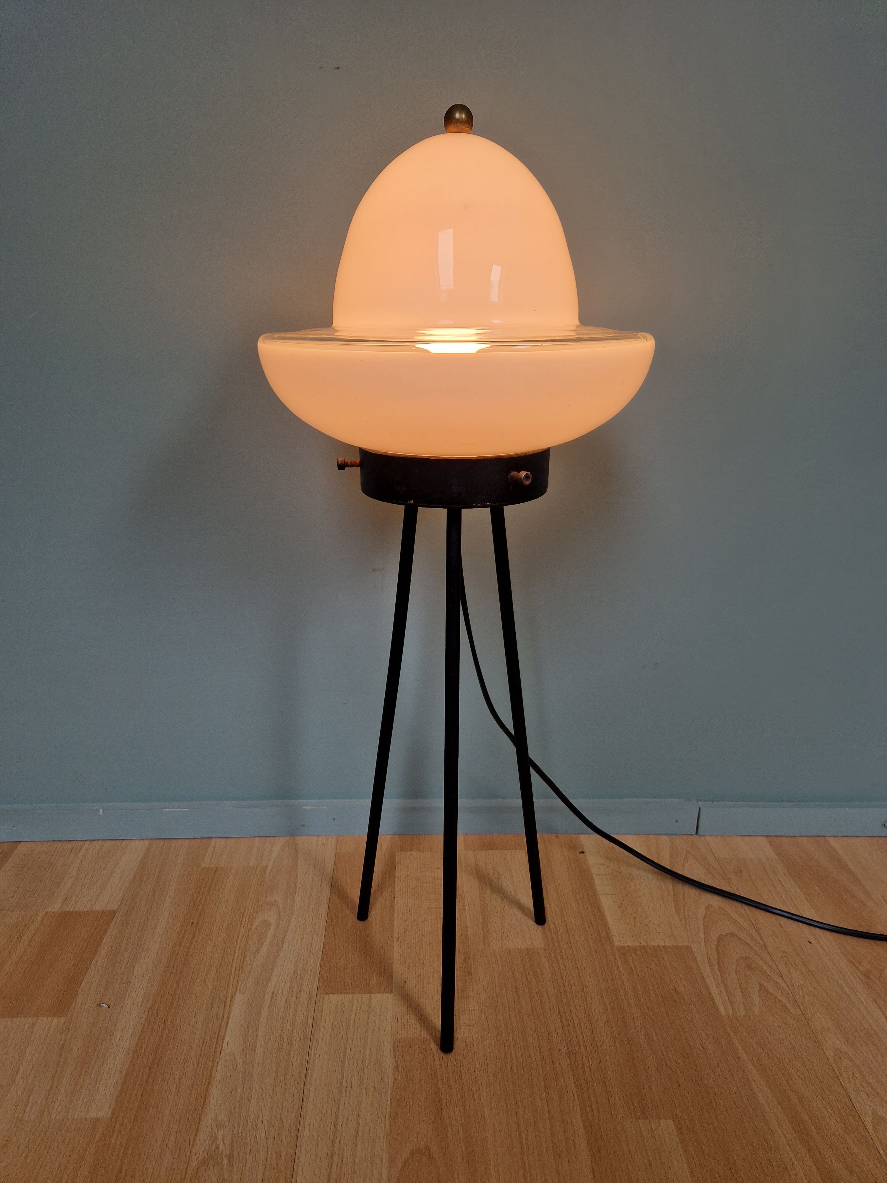 Tripod lamp in opaline glass and black lacquered metal