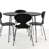 Arne Jacobsen table model 3600 with 4 Ant chairs by Fritz Hansen