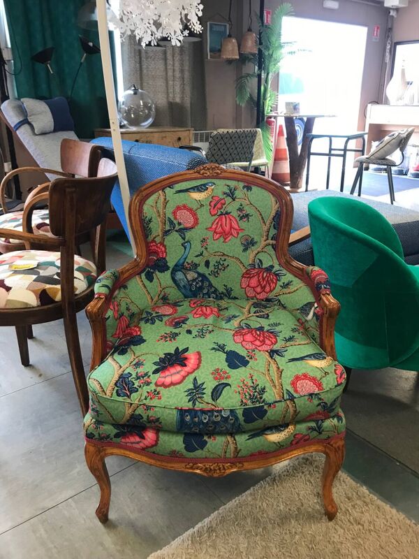 Fauteuil Bergère de style Louis XV motifs fleuris