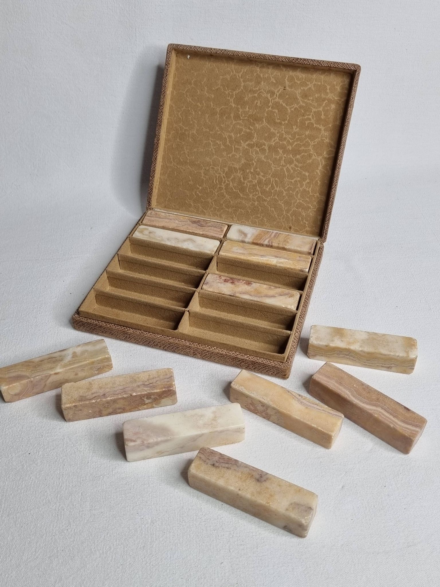 Set of 12 veined onyx knife rests, original box from the 1970s.