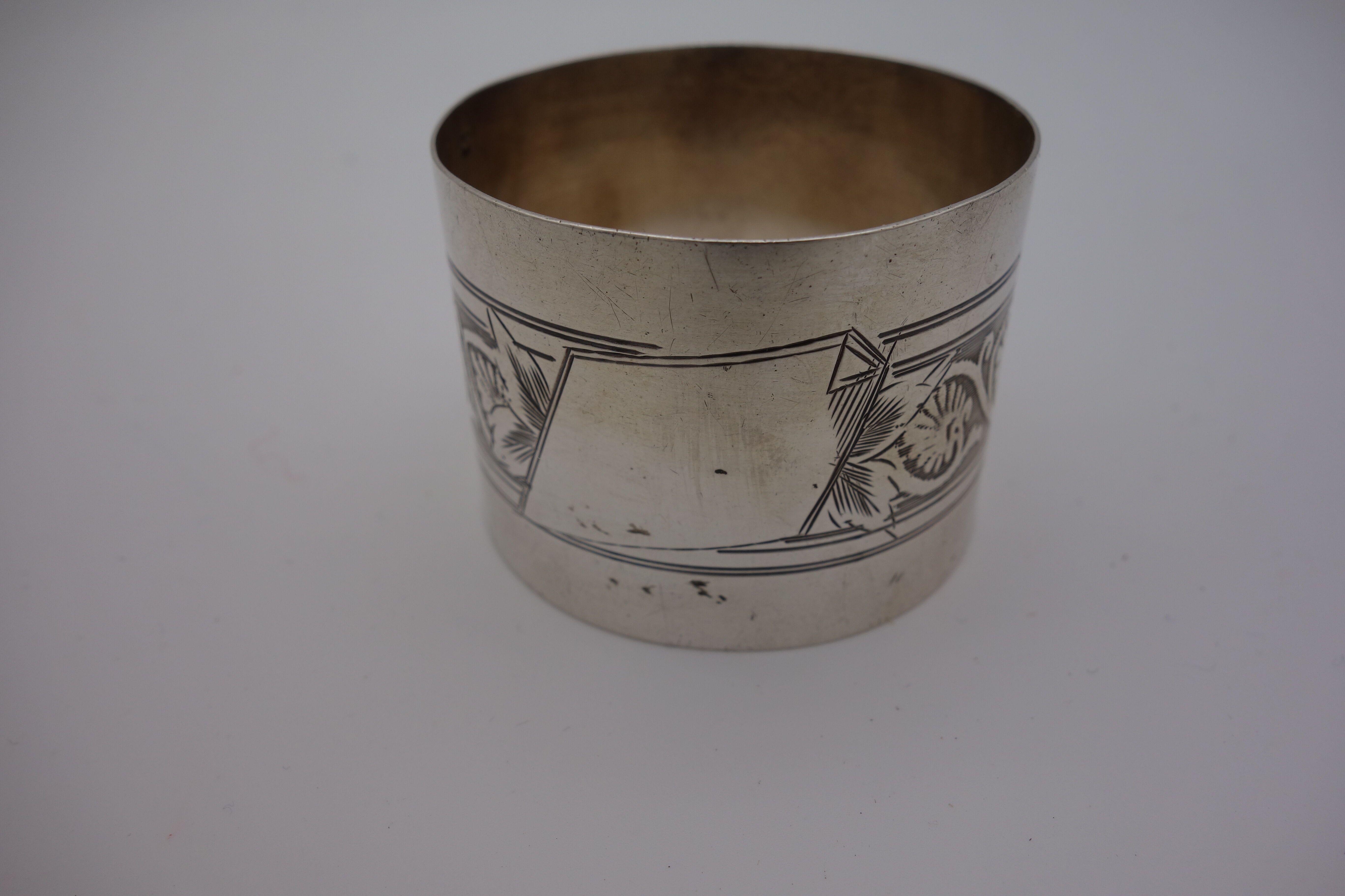 Silver towel round