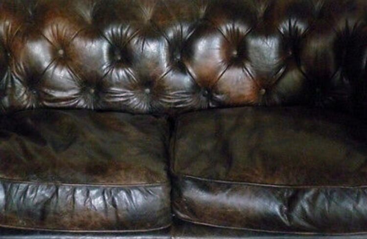 Chesterfield style sofa from the Saint-James brand
