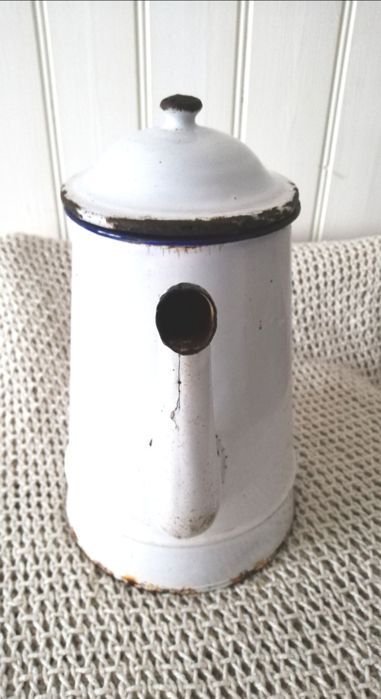 Ancienne cafetière en tôle émaillée