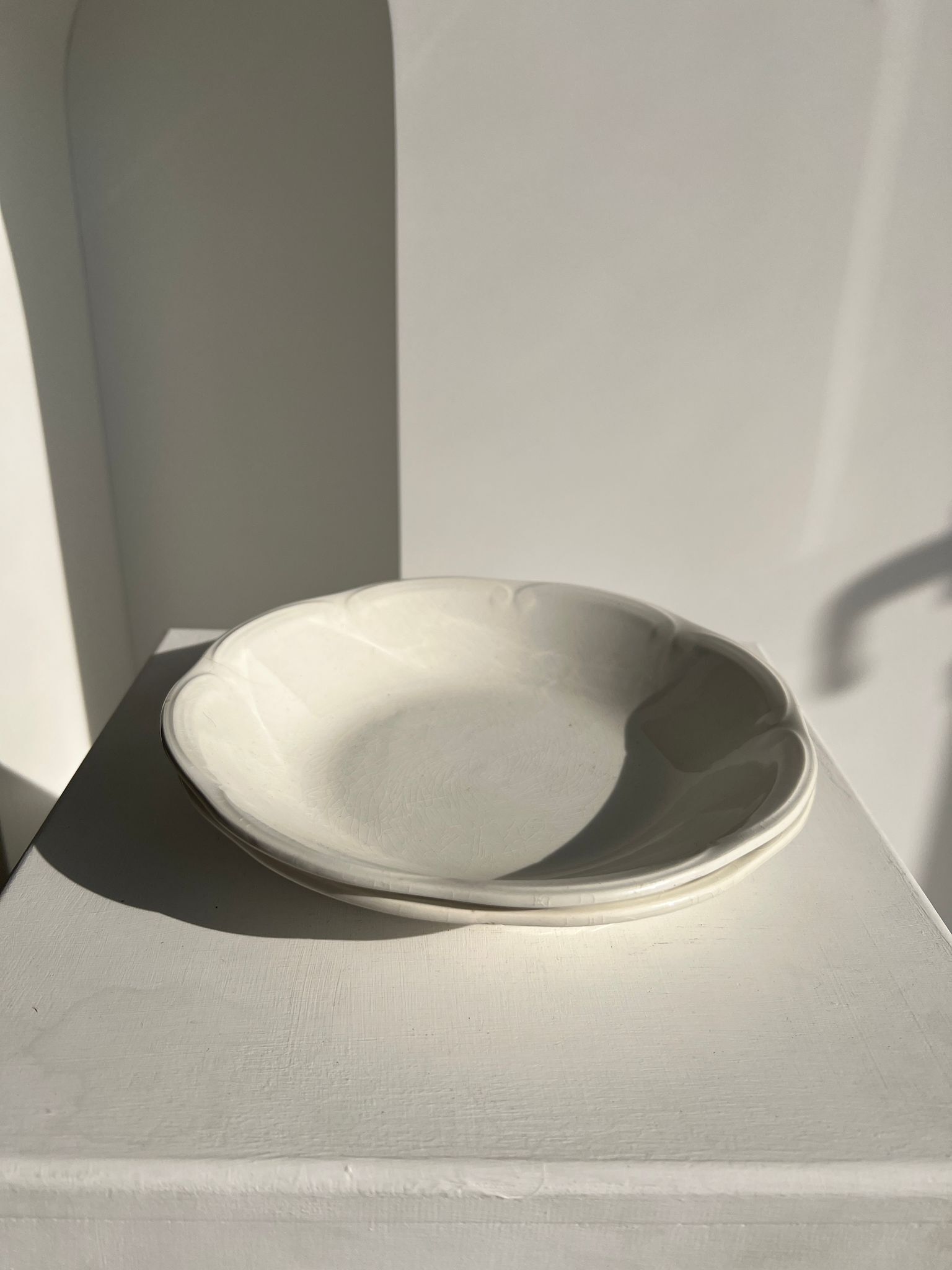 2 white hollow plates flower shape Gien D: 21,5cm