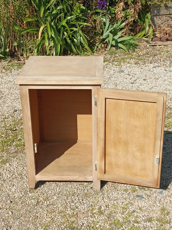 Side furniture table in solid wood aero-erased