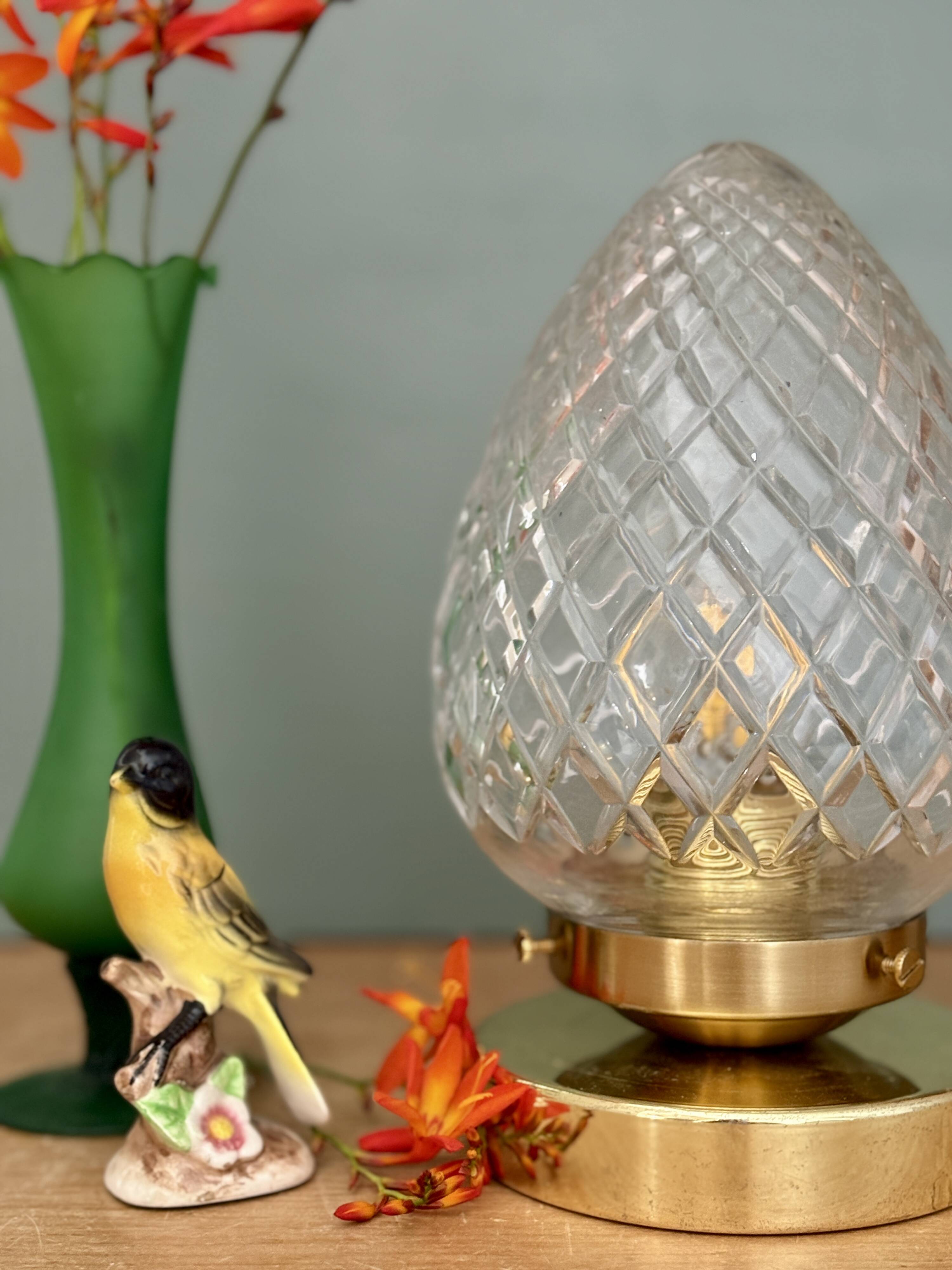 Lampe à poser globe vintage en verre ciselé