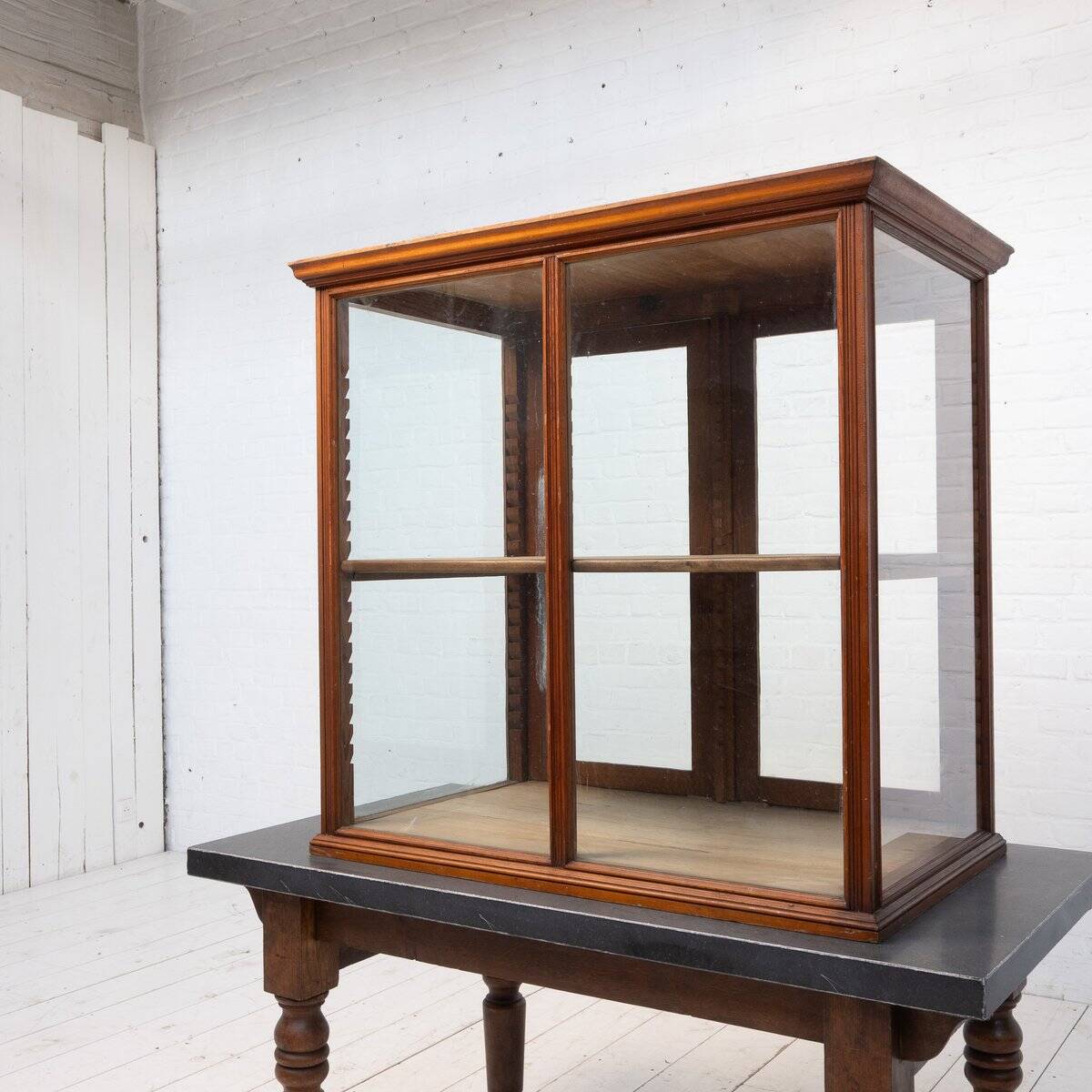 Vitrine de magasin d'antiquités, 1920