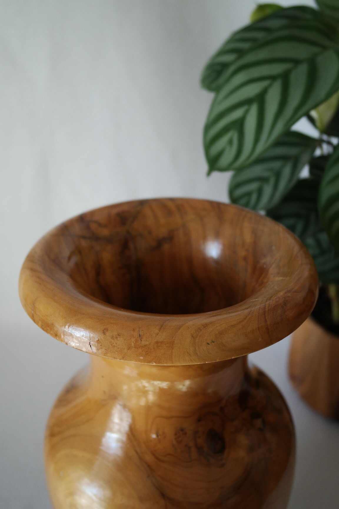 Vase artisanal en bois tourné d'olivier vernis