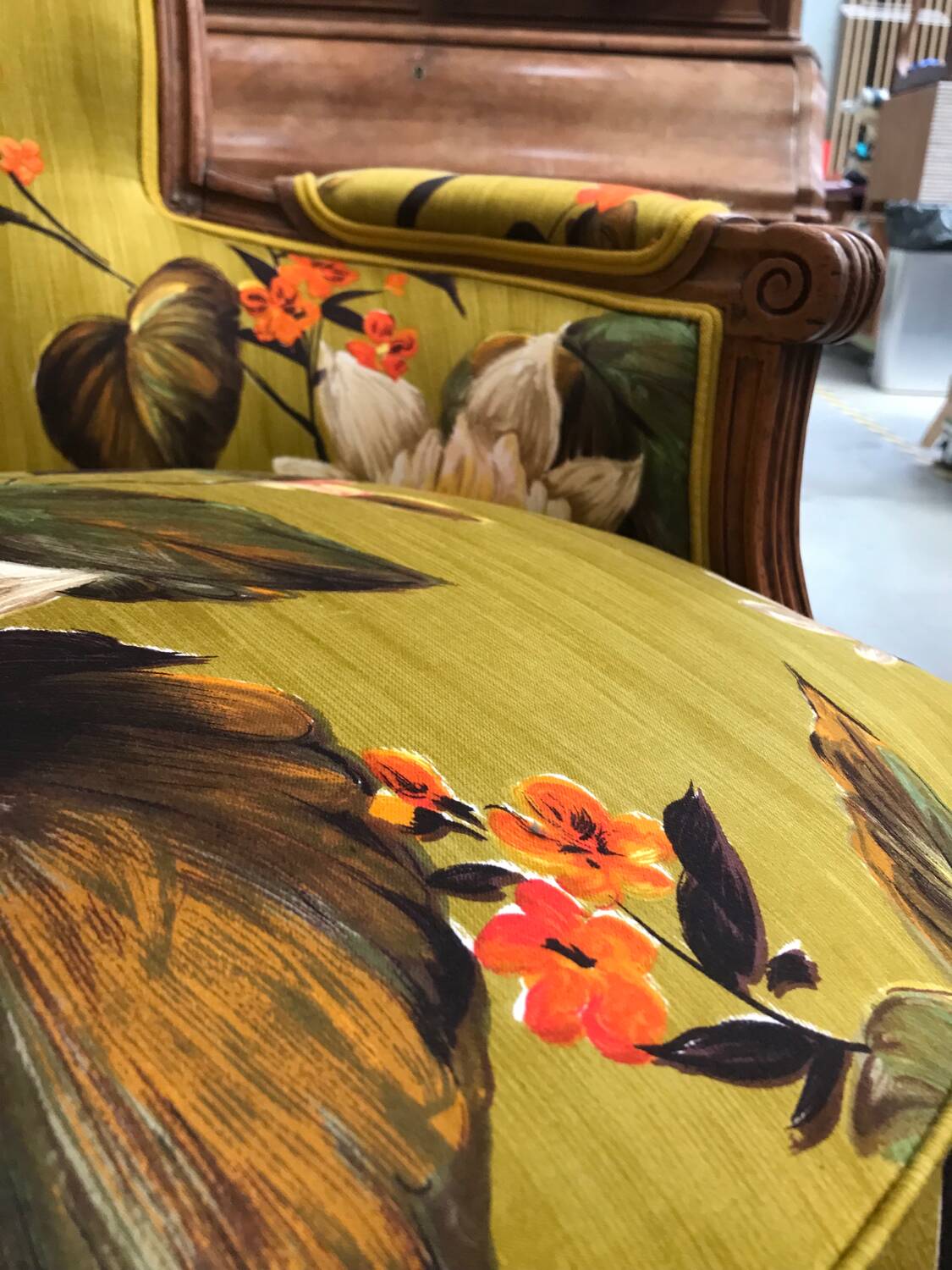 Fauteuil Bergère à coussin de style louis XVI retravaillee