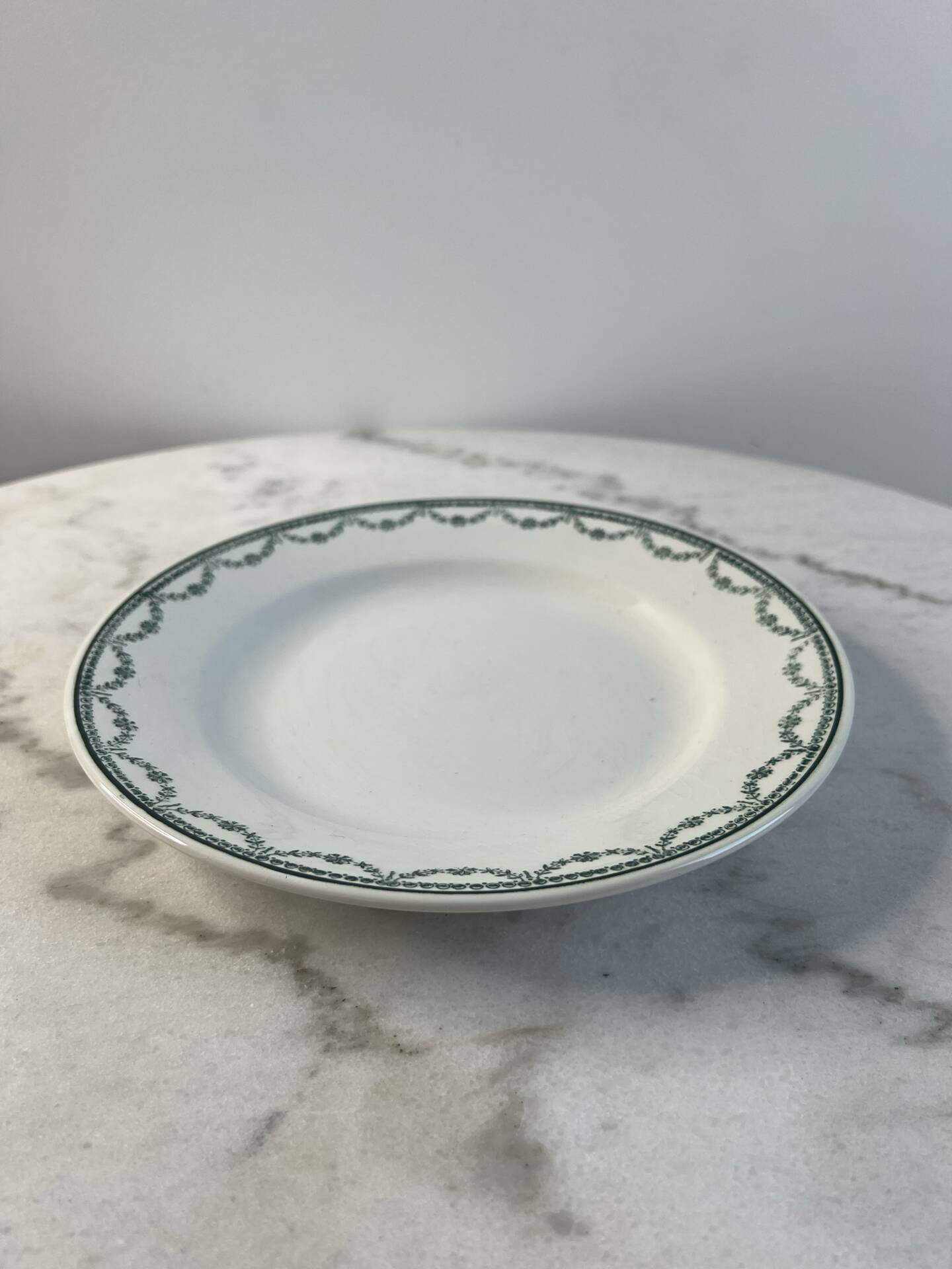 Set of 17 flat plates in Saint Amand earthenware, 22.5cm.