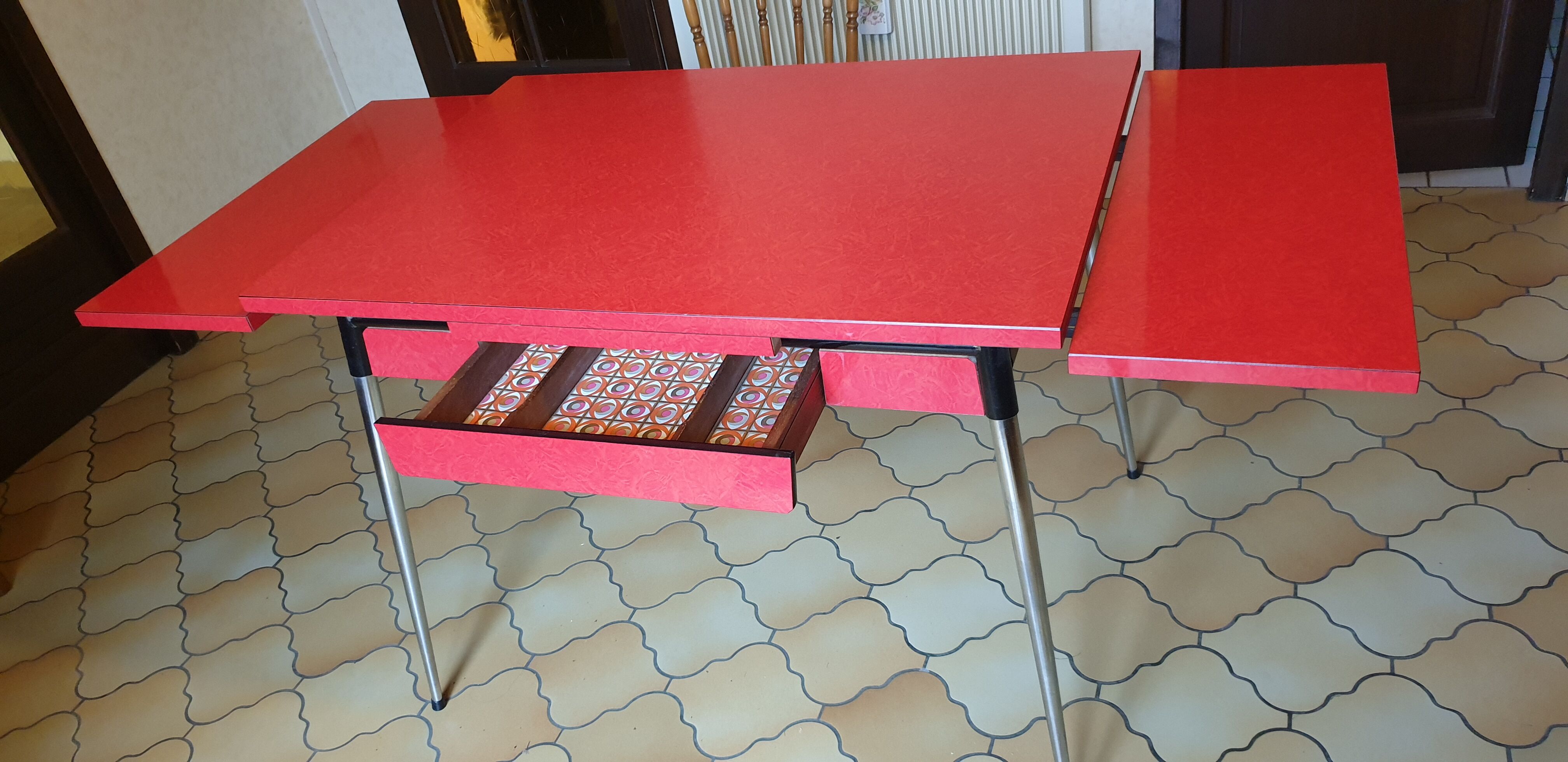 Extendable red formica table