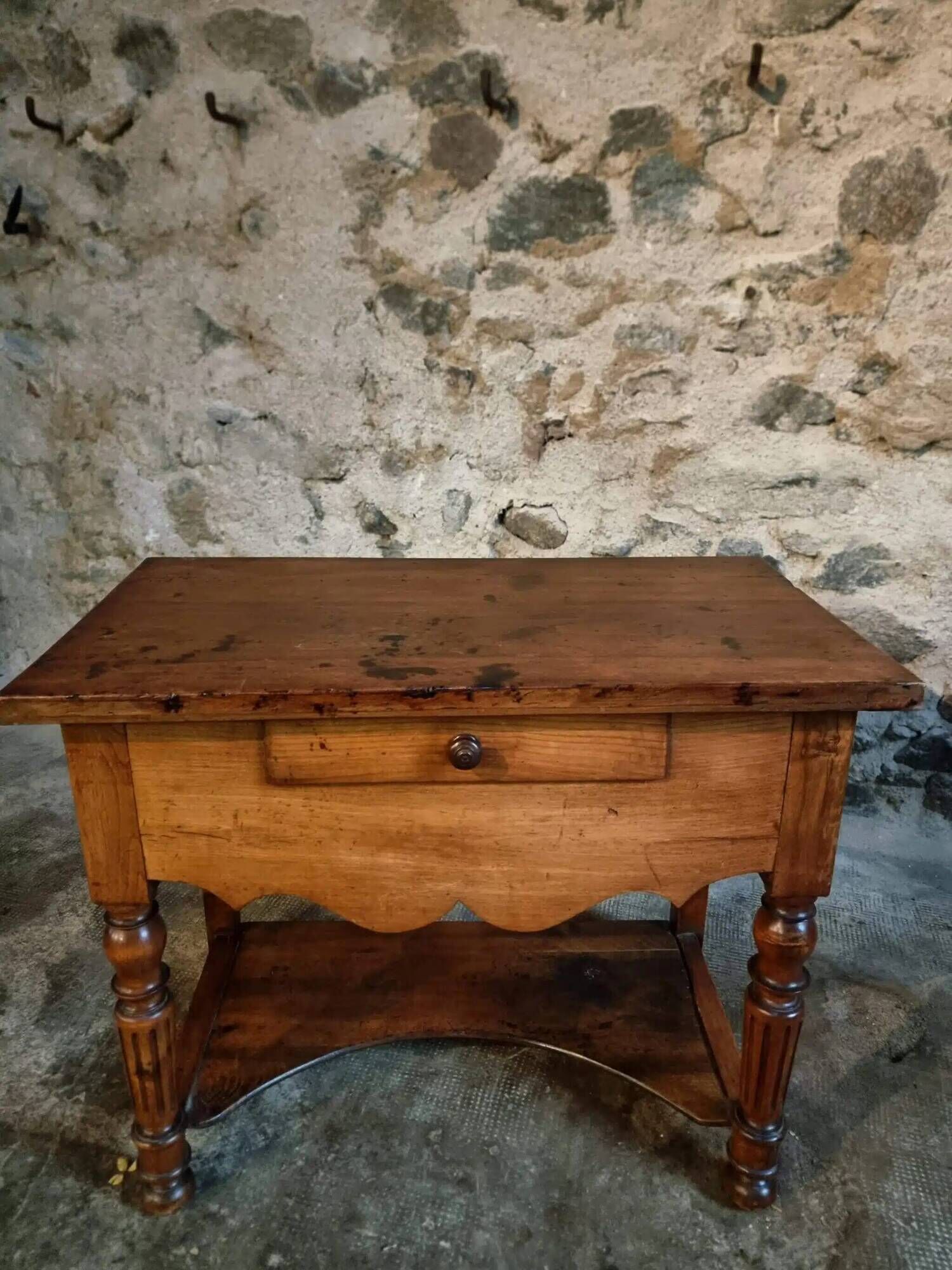 Table d'appoint française ancienne en noyer et cerisier – Louis Philippe, XIXe siècle