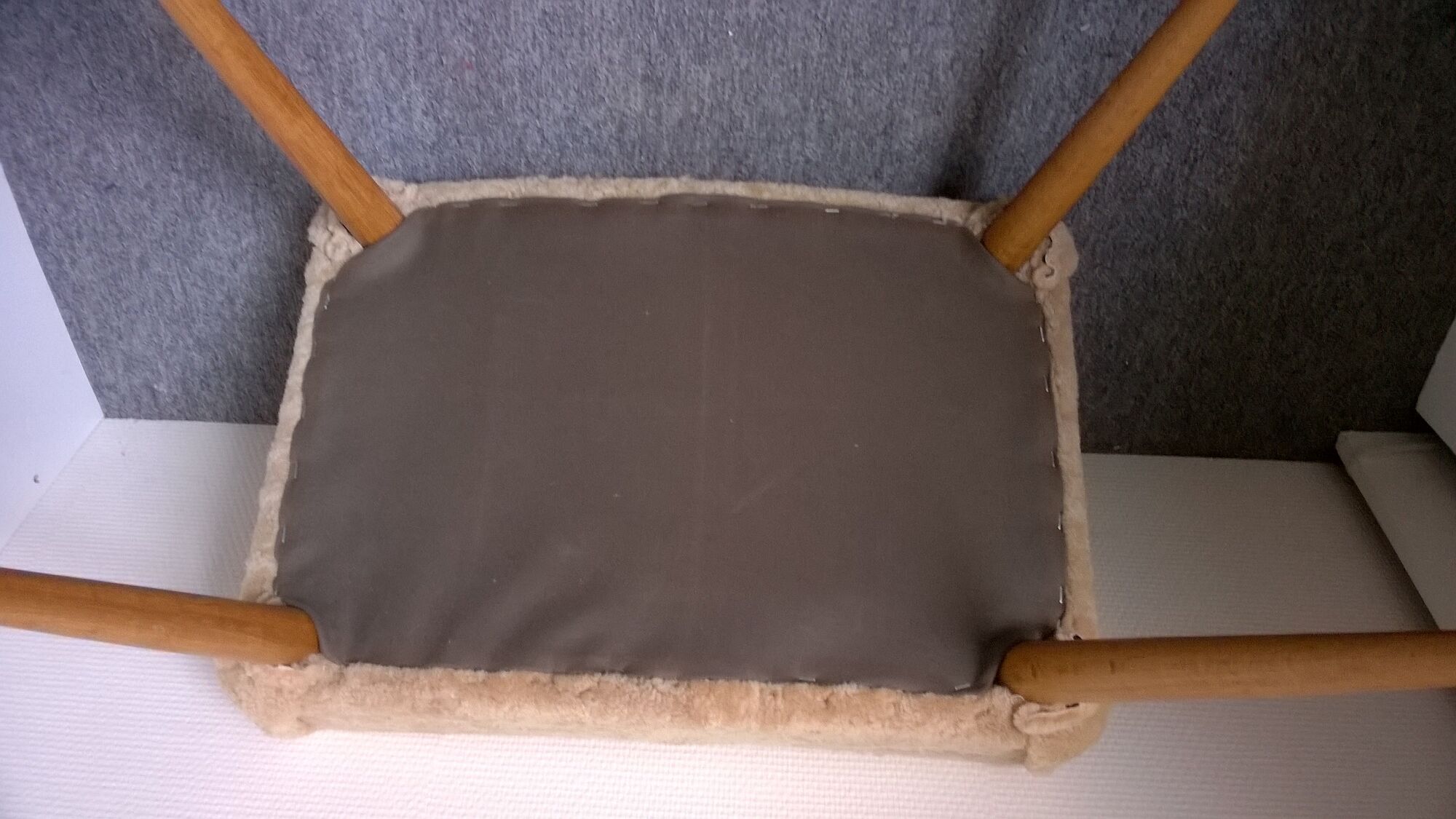 Tabouret ottoman scandinave en hêtre et peau de mouton