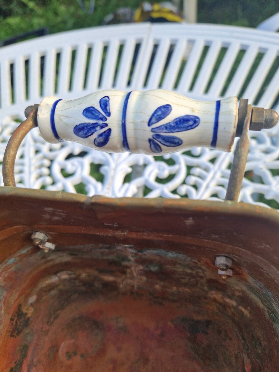 Cache-pot vintage en cuivre avec poignées en céramique et pieds griffe