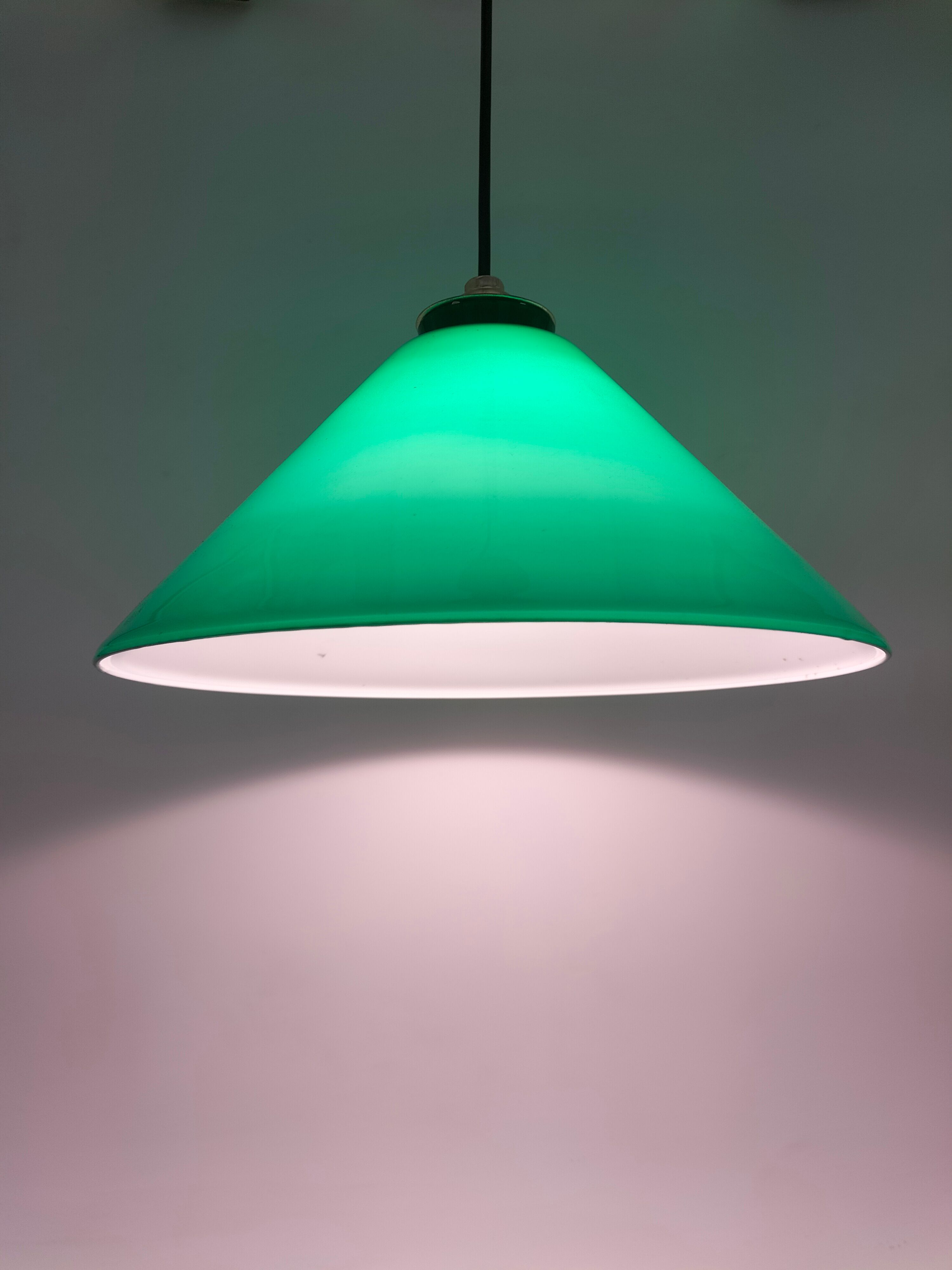 Suspension cône opaline verte