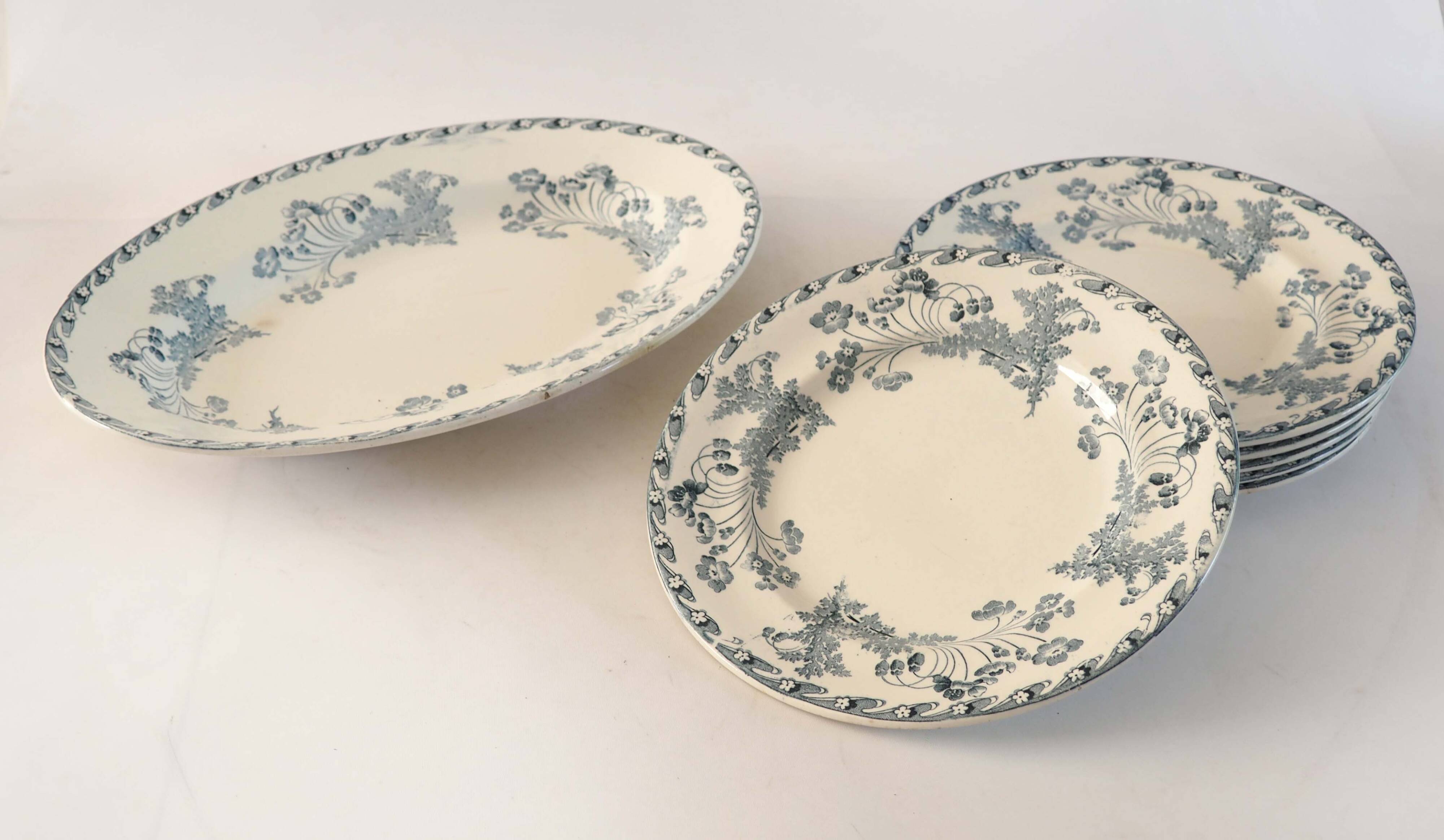 6 assiettes et 1 plat ovale en terre de fer