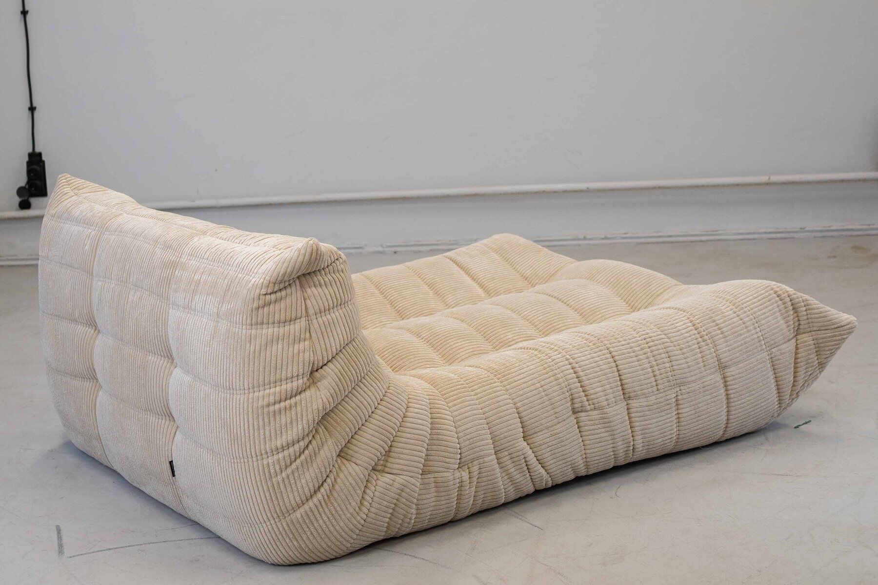 Togo chaise lounge in white corduroy fabric attributed to Michel Ducaroy for Ligne Roset, 1974