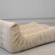 Chaise longue Togo en tissu velours côtelé blanc attribuée à Michel Ducaroy pour Ligne Roset, 1974.