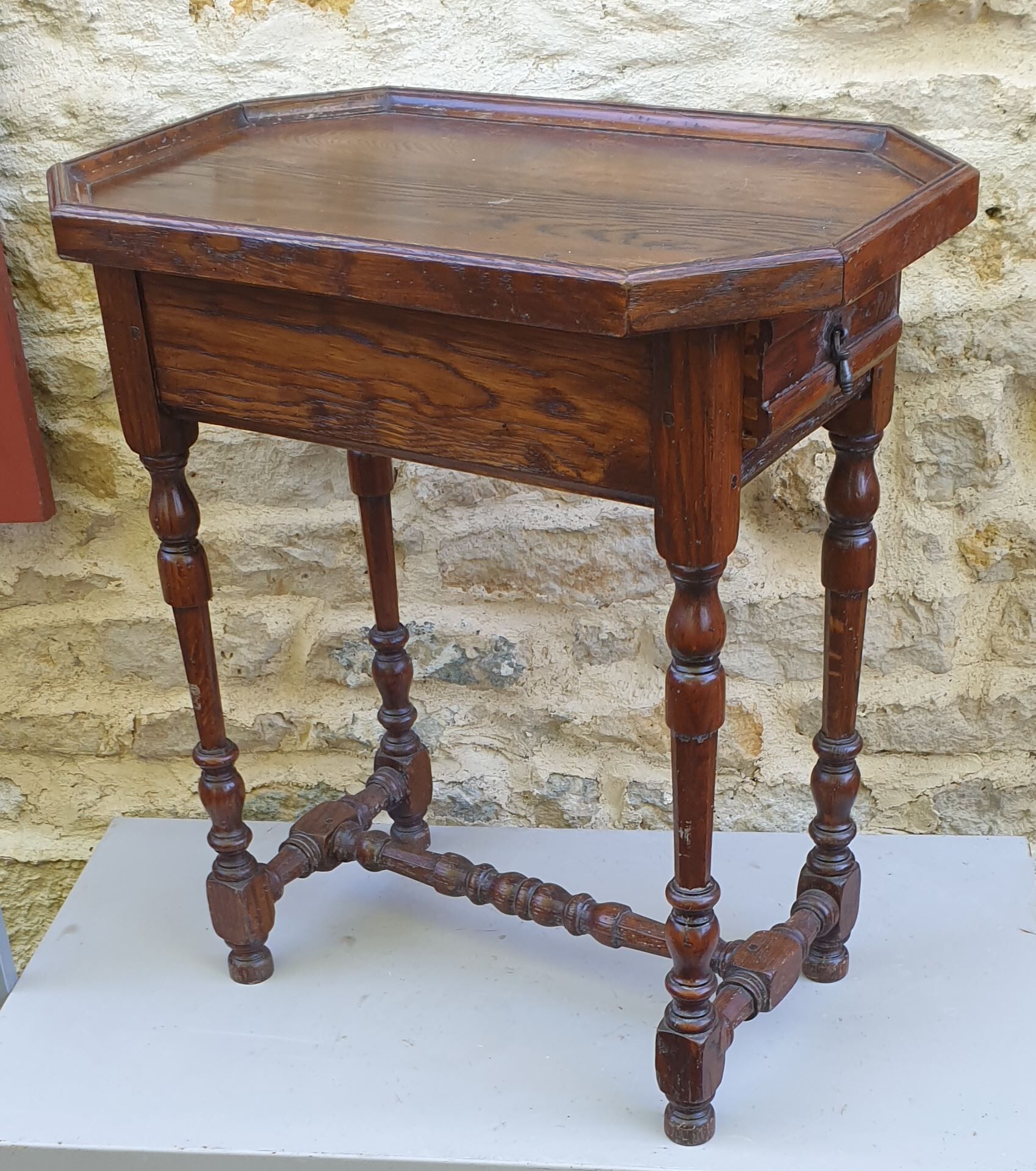 Cabaret table style Louis XIII