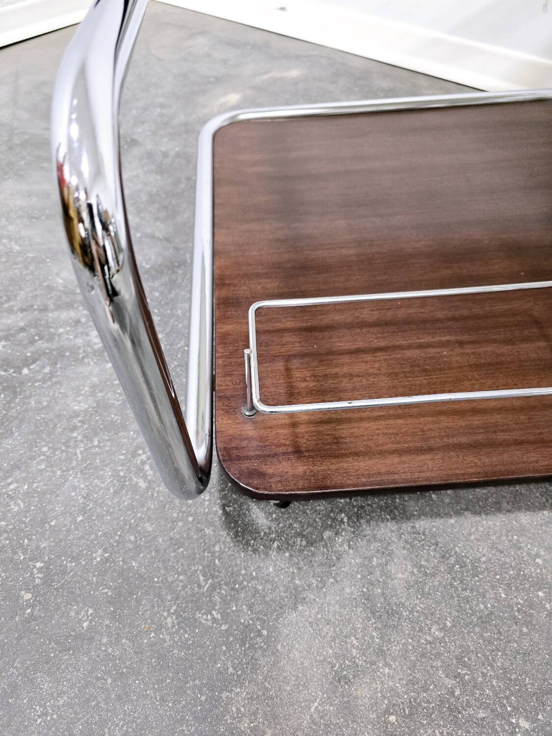 Table basse bauhaus en noyer des années 1970