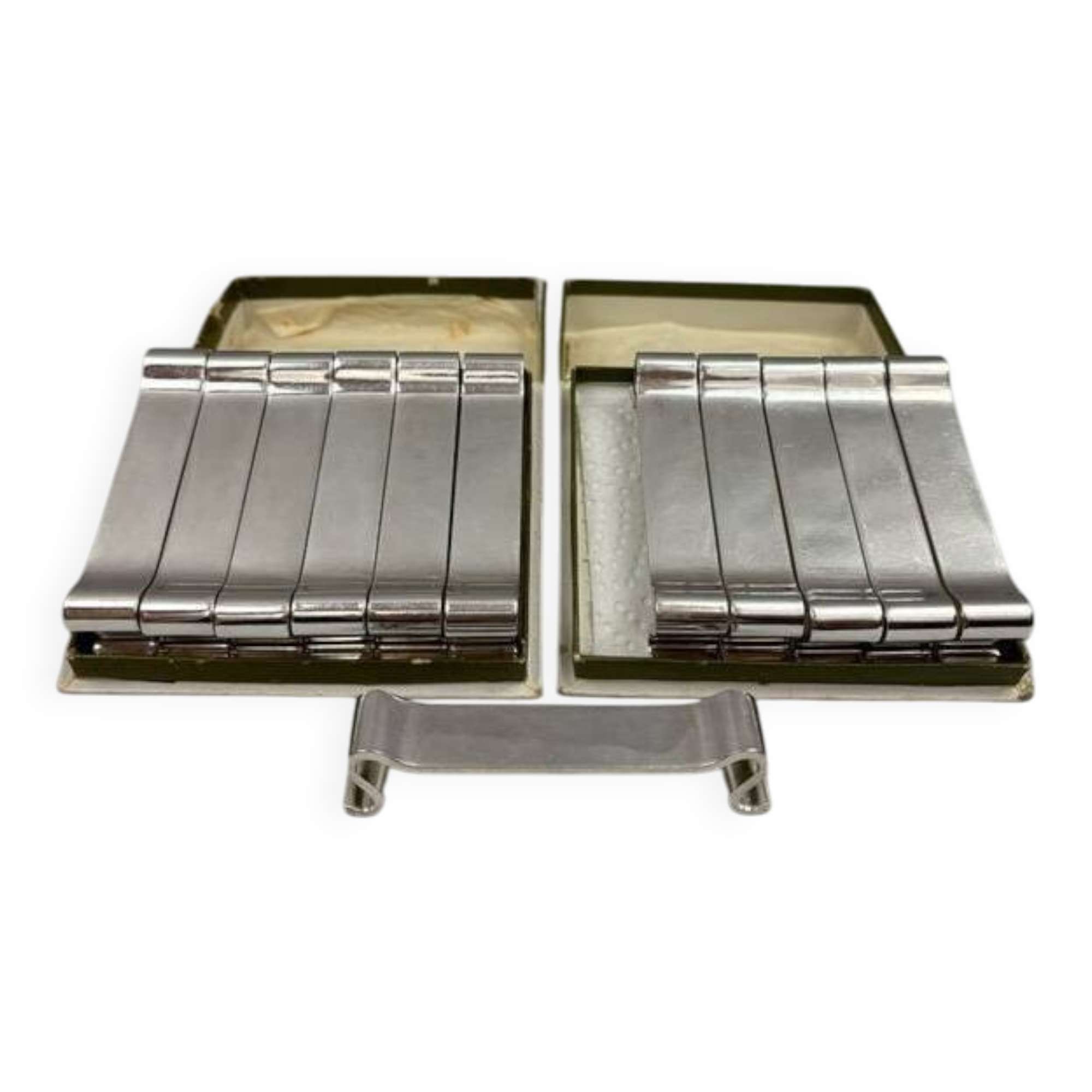 Christofle Arabesque model - 12 silver-plated knife rests in excellent condition with box.