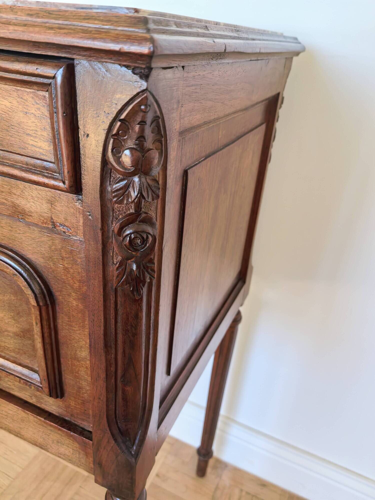 Louis XVI bedside table in walnut and marble - pink sculptures