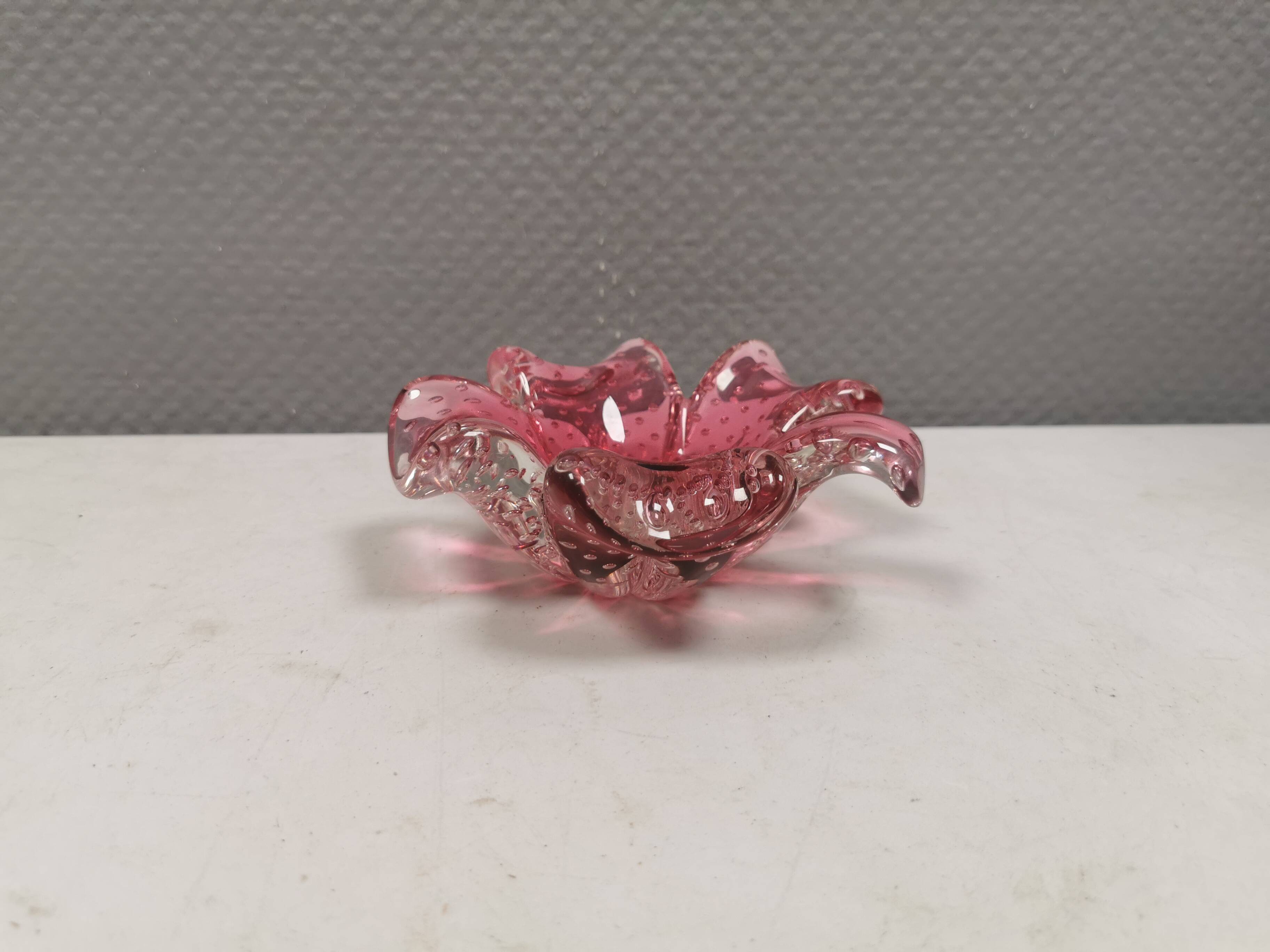 Stylish Murano glass bowl/ashtray in pink, shaped like a four-leaf clover.