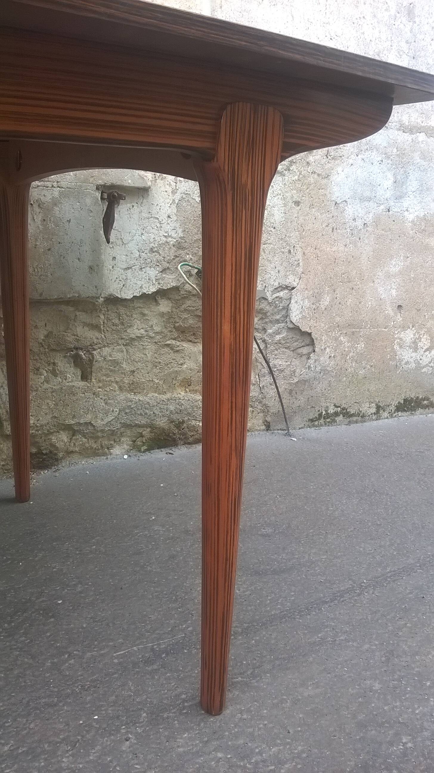 Extendable teak dining table