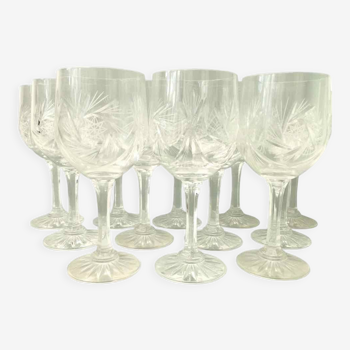 Set de 12 verres à vin en cristal taillé