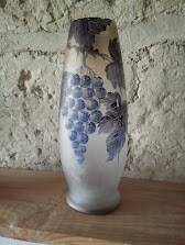 Vase Art nouveau en verre gravé à l’acide, décor vigne, signé Prios