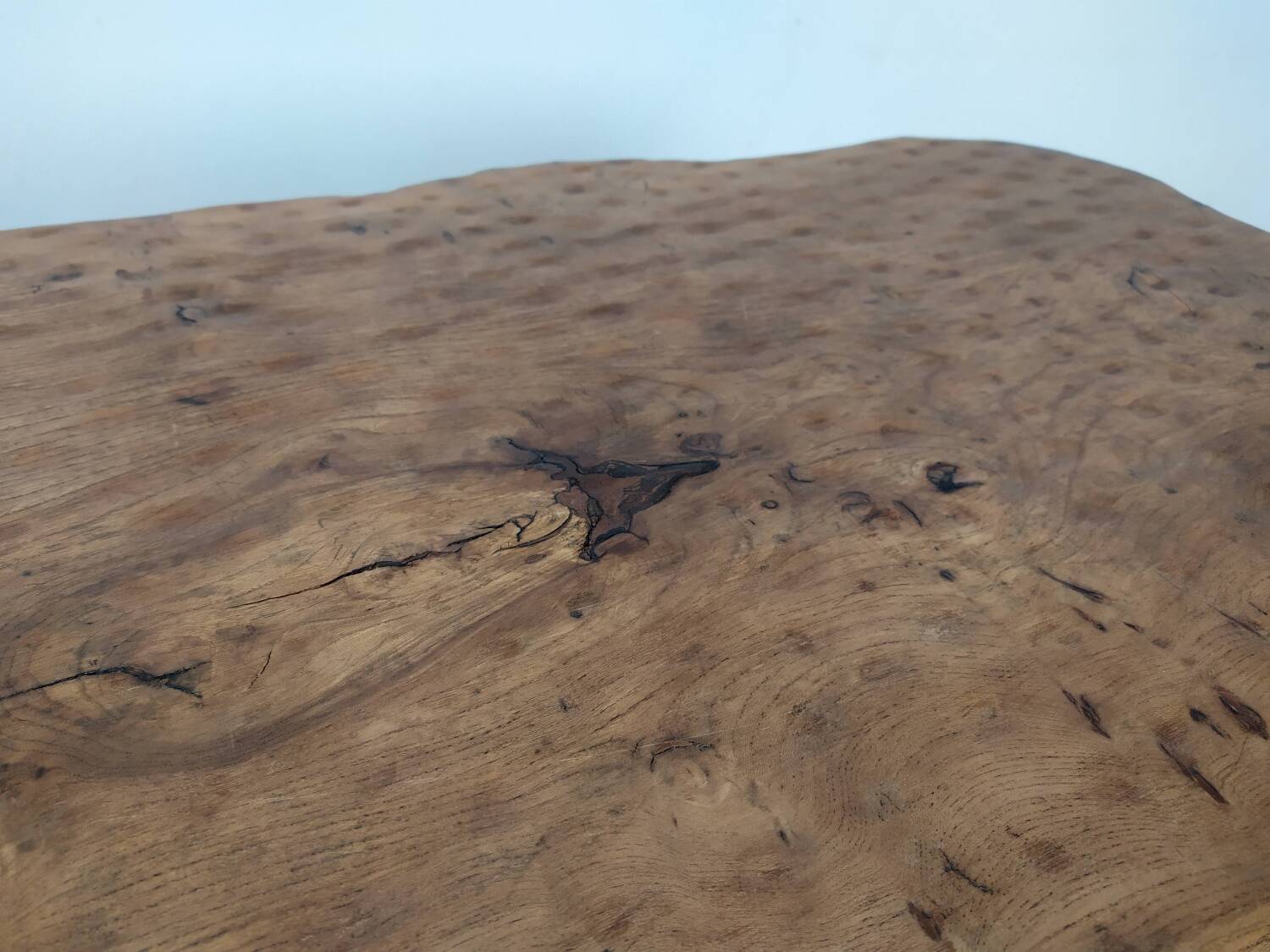 Table basse bois brutaliste