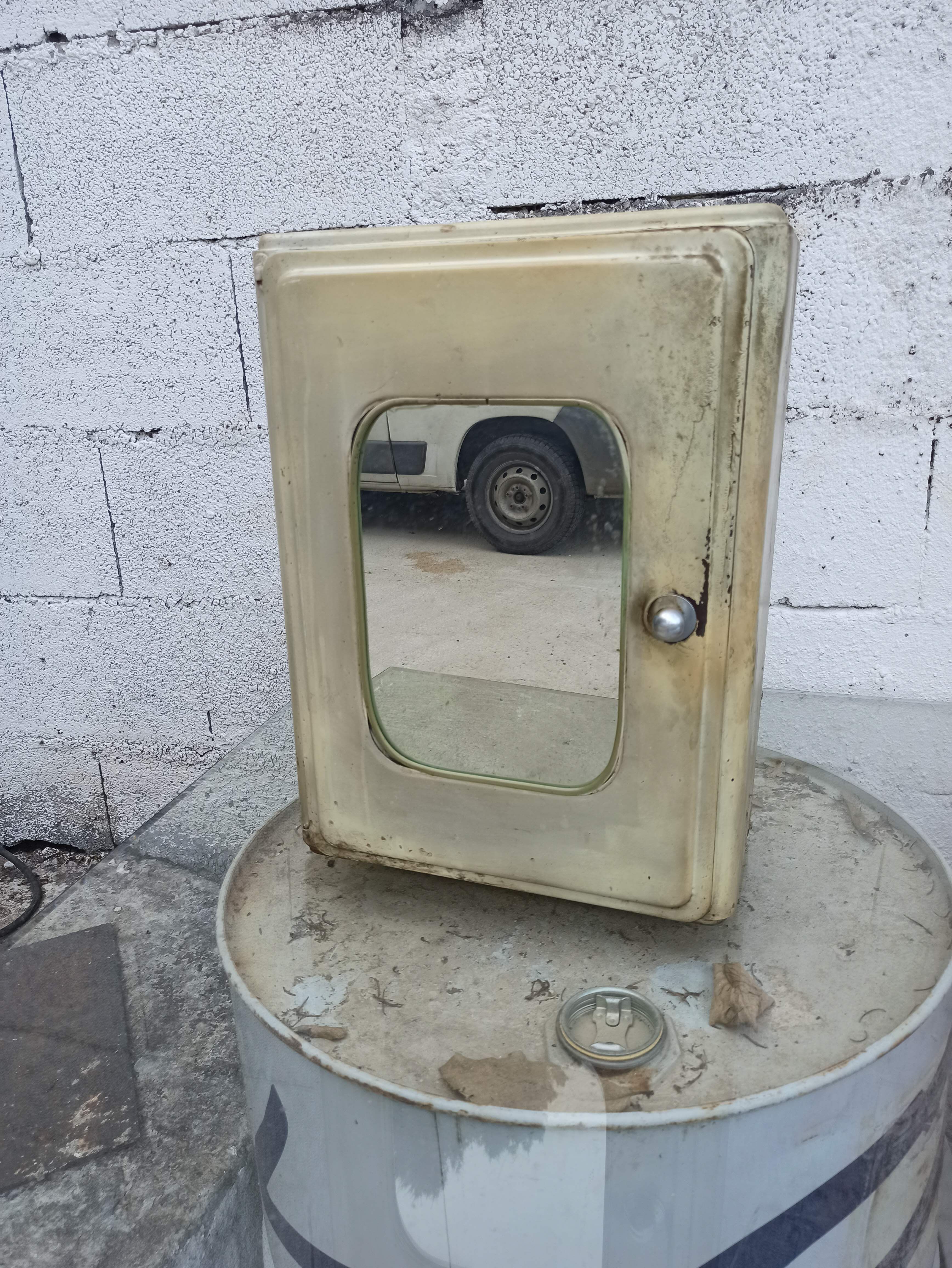 Medicine cabinet in mirror painted sheet metal