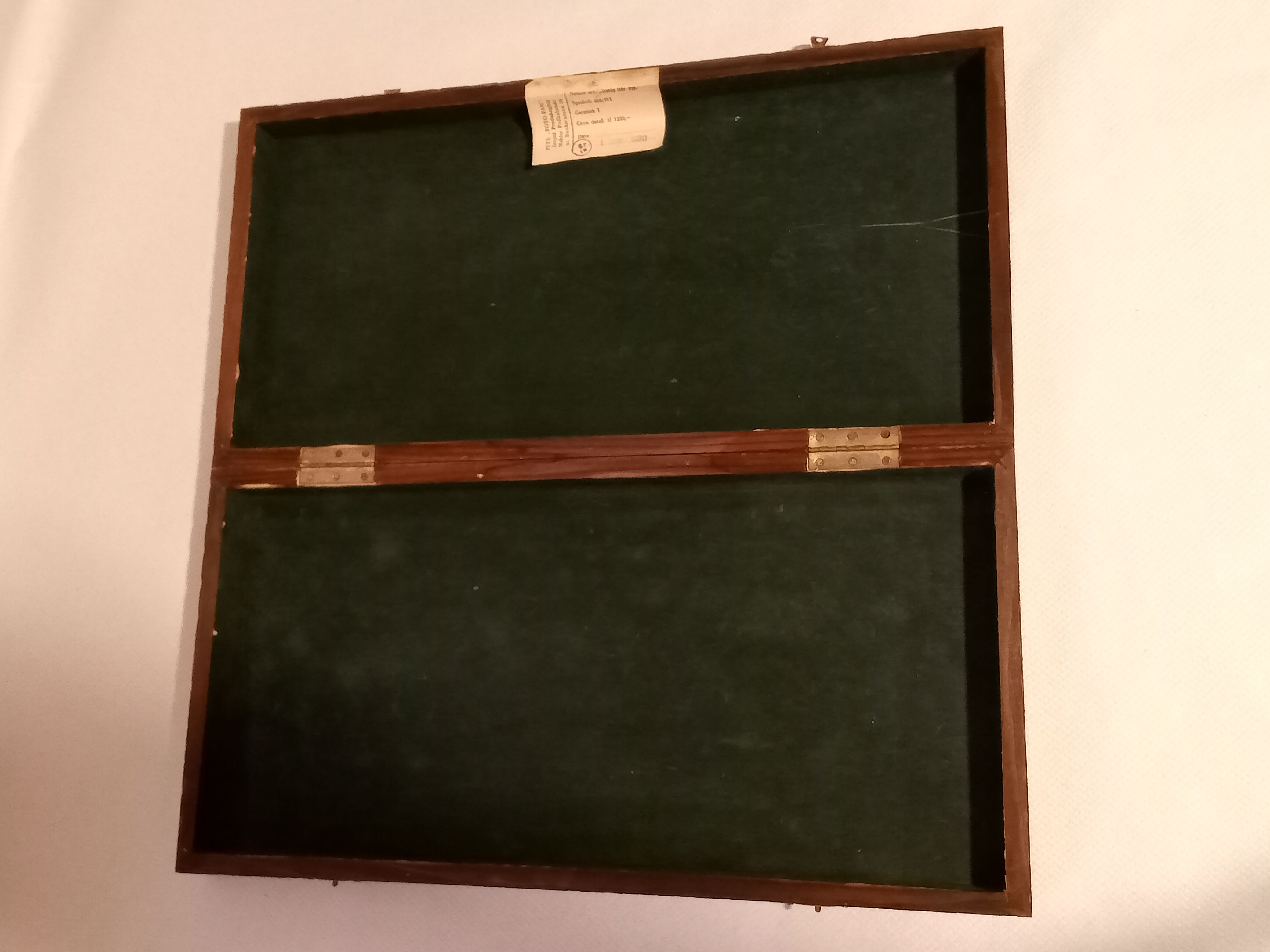 Échiquier ancien et son jeu d'échecs années 1880