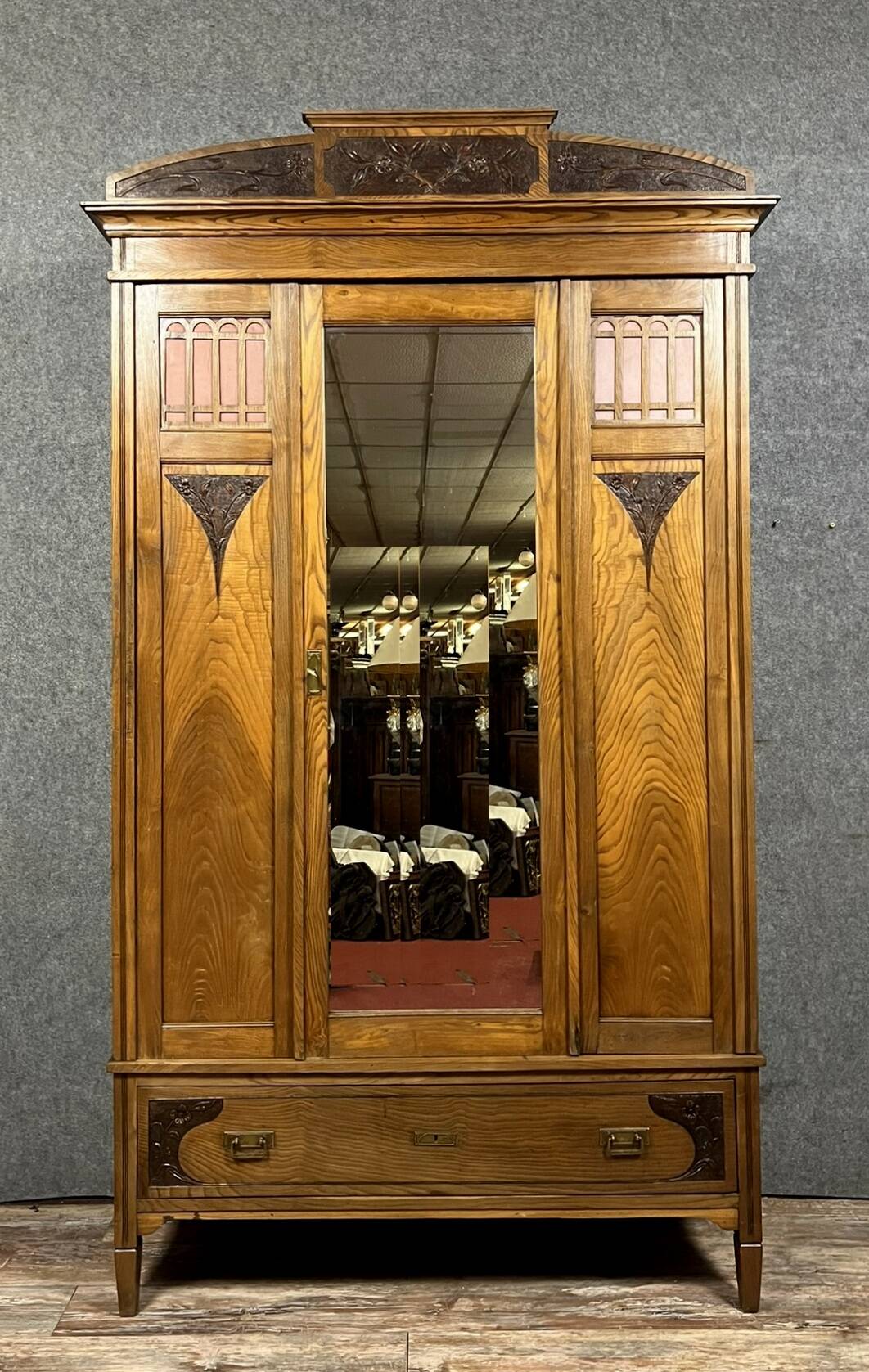 Armoire a glace époque Art Nouveau en chêne massif vers 1900 | Selency