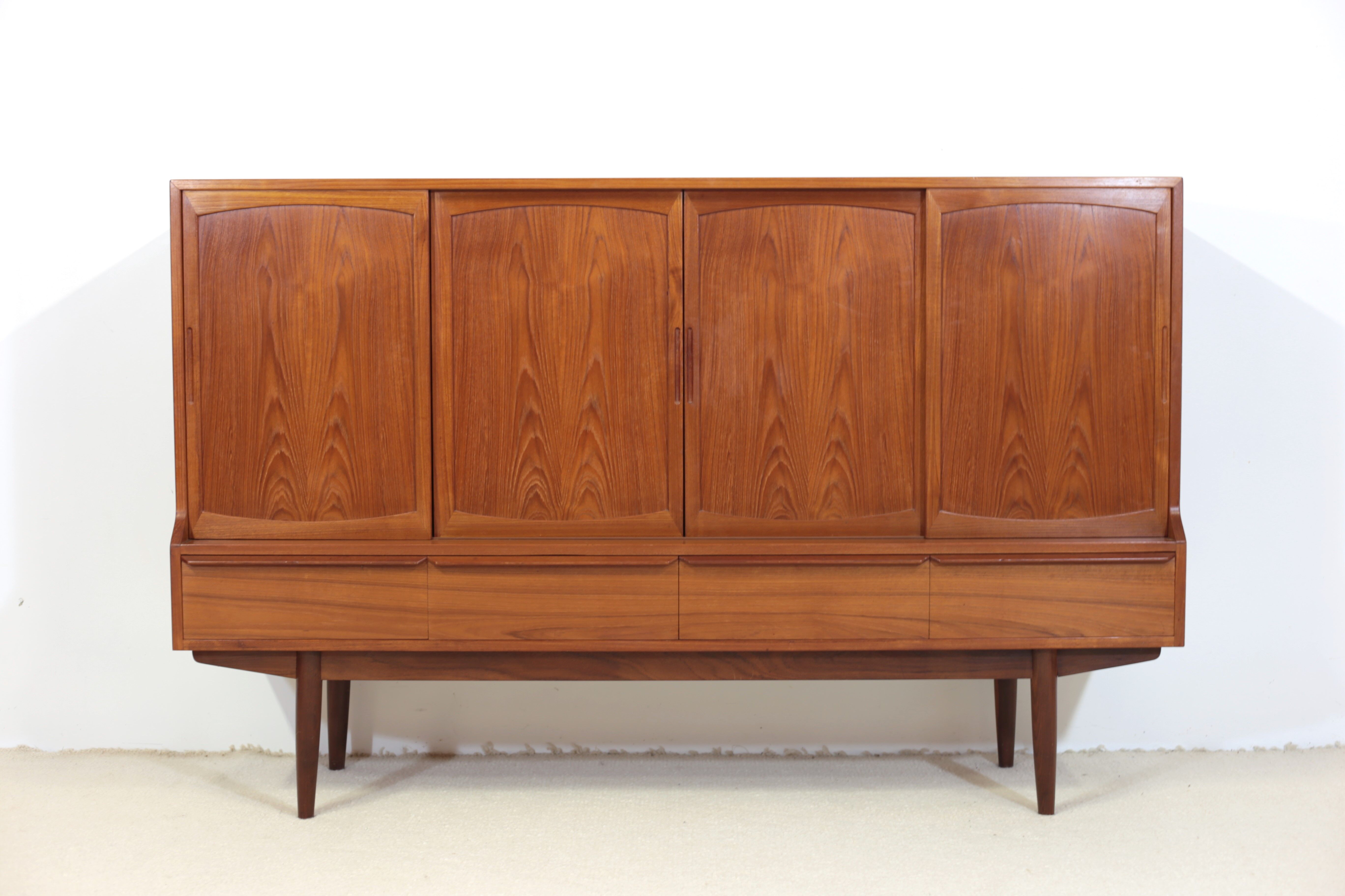Henning Kjaernulf high sideboard