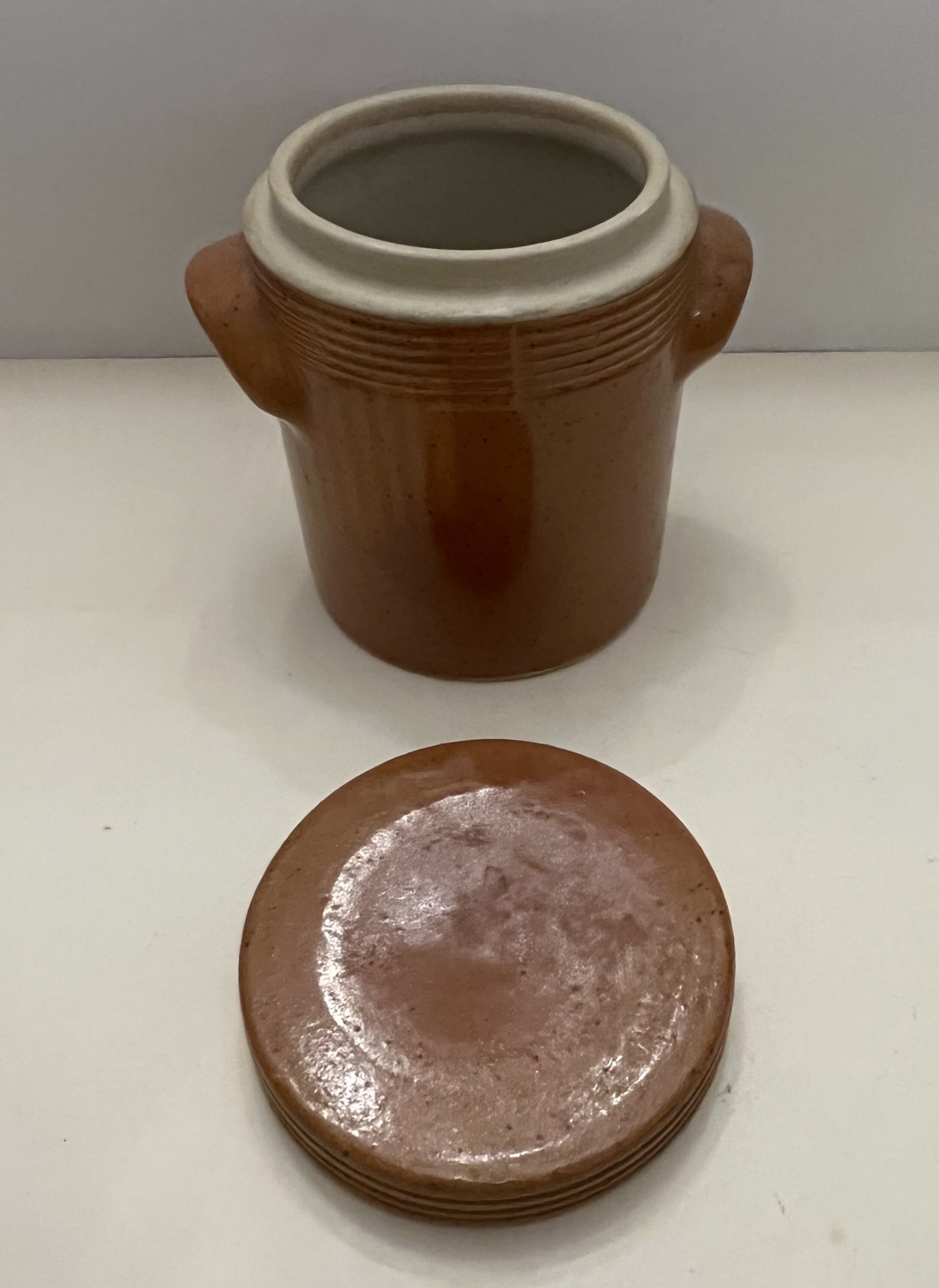 Covered pot in glazed sandstone