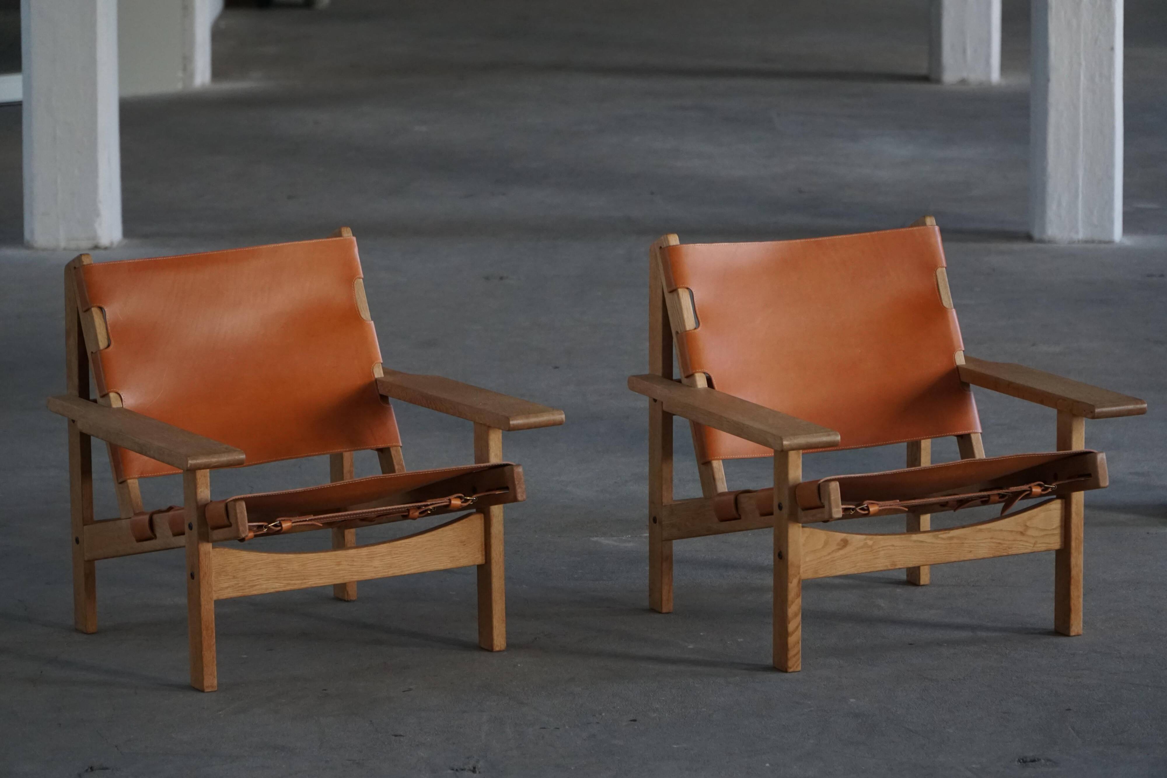 Pair of oak and leather hunting chairs by Kurt Østervig, modern Danish style from the 1960s.