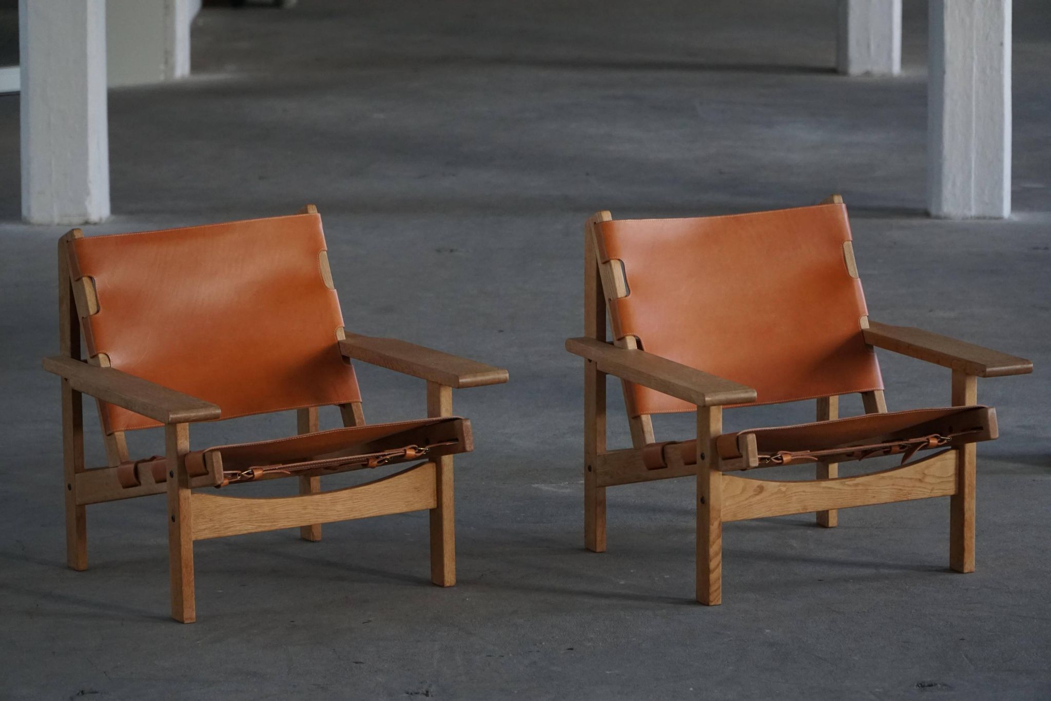 Pair of oak and leather hunting chairs by Kurt Østervig, modern Danish style from the 1960s.